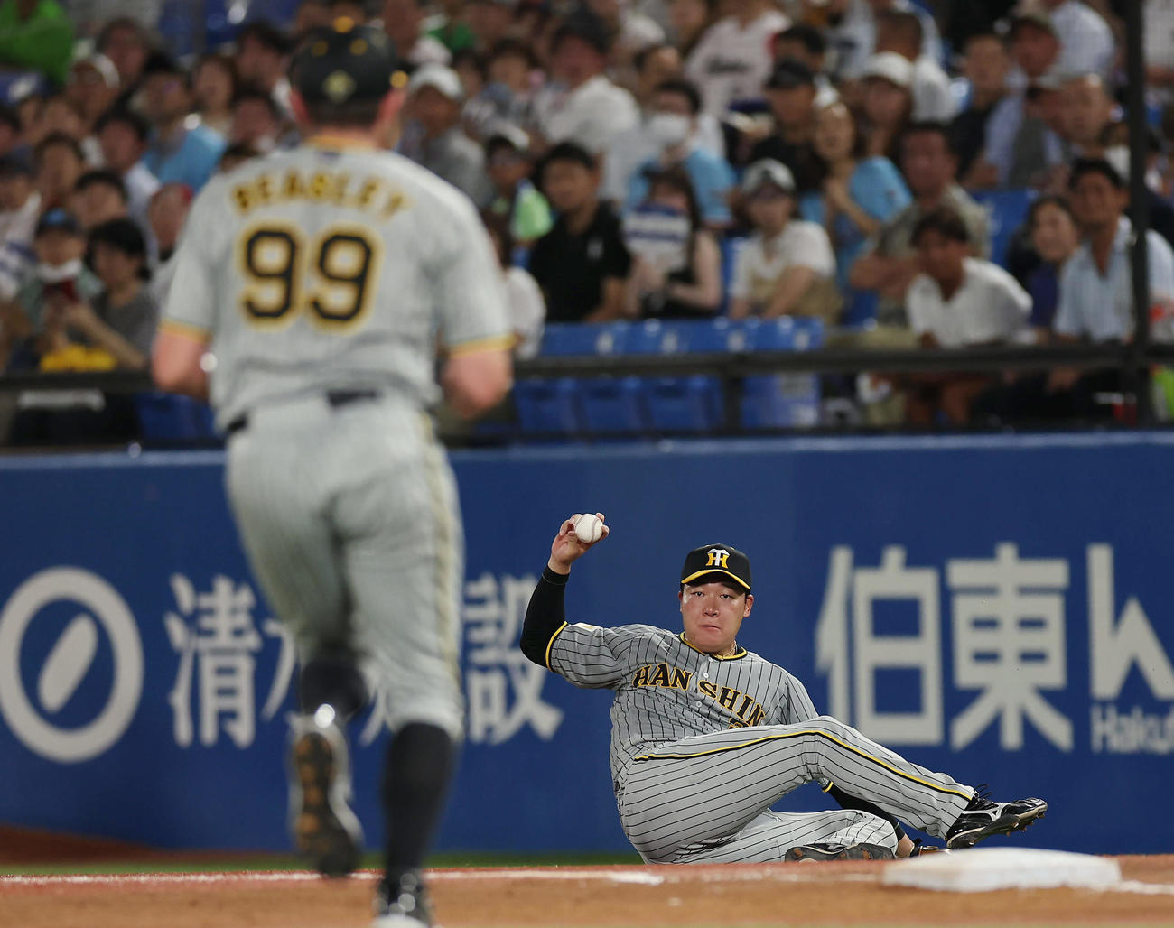 ヤクルト対阪神　4回裏ヤクルト2死、太田の一ゴロで好守を見せる大山。手前はベースカバーに向かうビーズリー（撮影・前田充）