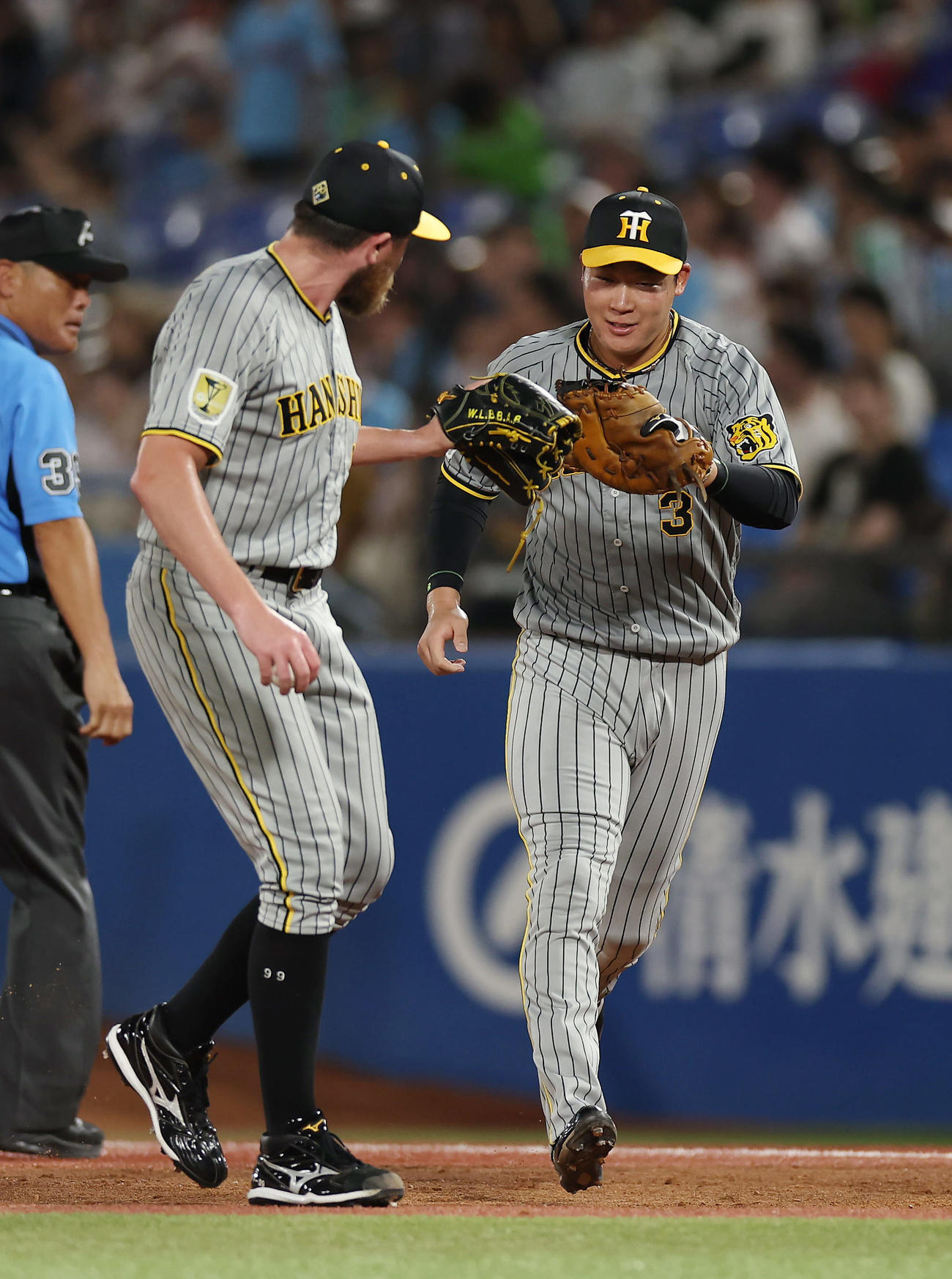 ヤクルト対阪神　4回裏ヤクルト2死、太田の一ゴロで好守を見せ、ビーズリー（左）とタッチを交わす大山（撮影・前田充）