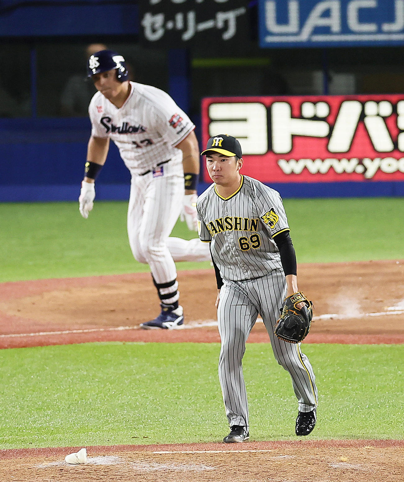 ヤクルト対阪神　8回裏ヤクルト1死一、二塁、オスナ（後方）を二併殺打に仕留めた石井（撮影・足立雅史）