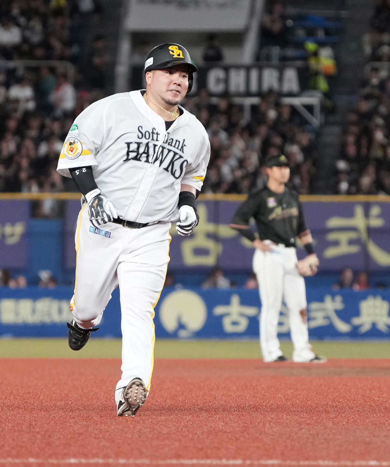 ロッテ対ソフトバンク　7回表ソフトバンク1死、山川は右中間越えにソロ本塁打を放ち三塁へ向かう（撮影・小沢裕）