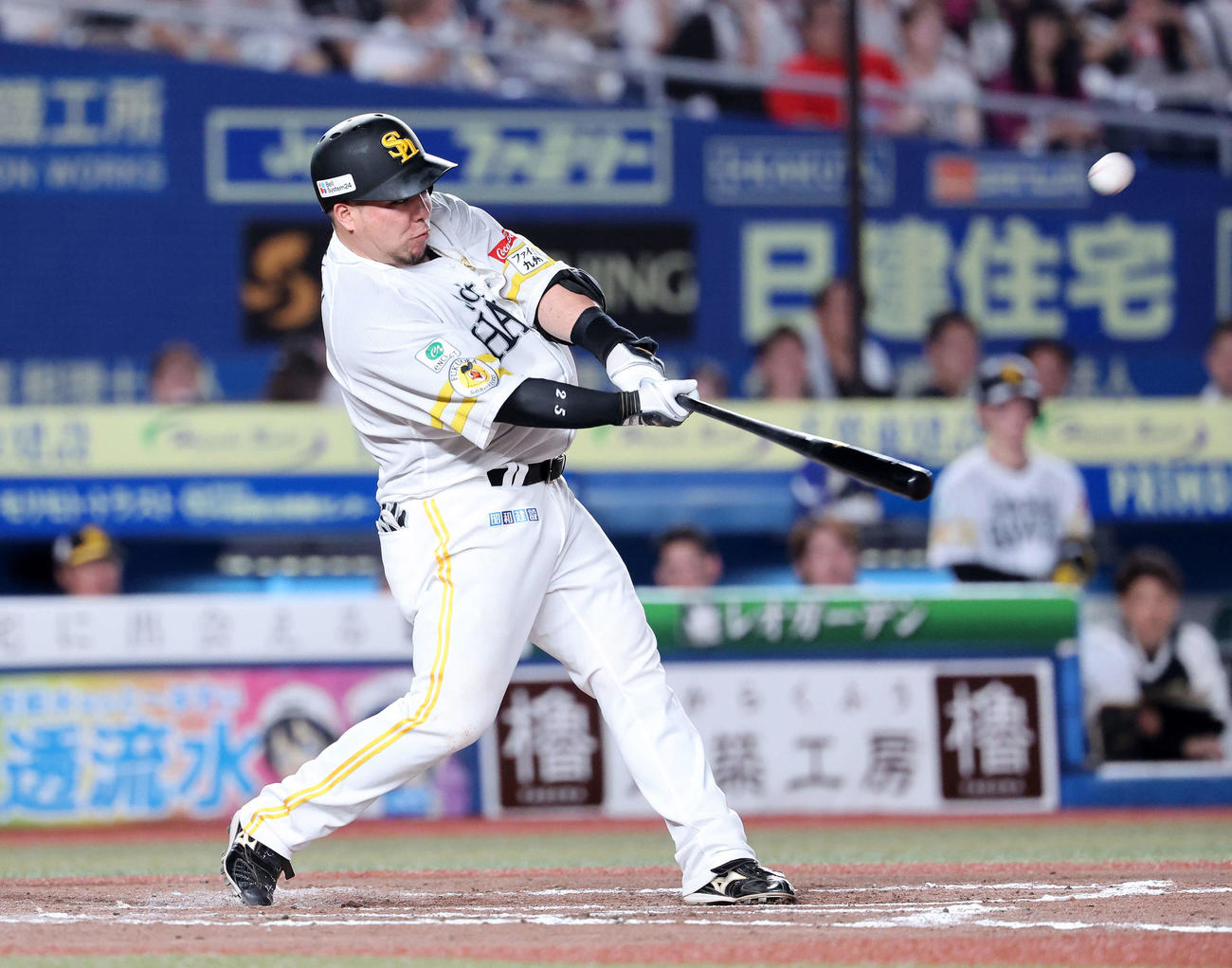 ロッテ対ソフトバンク　7回表ソフトバンク1死、山川は左越えソロ本塁打を放つ（撮影・鈴木正人）