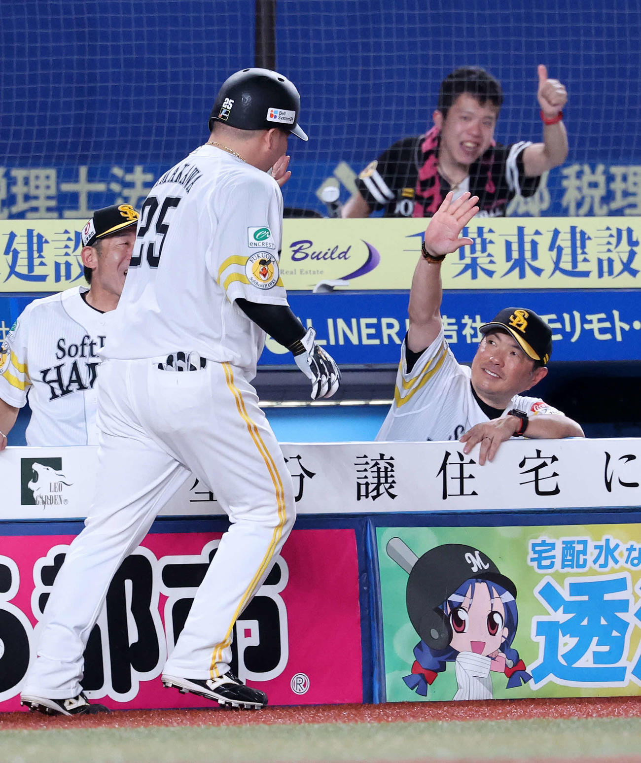 ロッテ対ソフトバンク　7回表ソフトバンク1死、山川（左）の左越えソロ本塁打を笑顔で迎える小久保監督（撮影・鈴木正人）