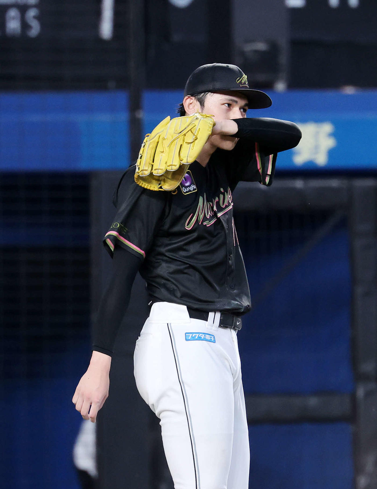 ロッテ対ソフトバンク　2回表ソフトバンク2死一、三塁、牧原大に中越え適時二塁打を放たれ汗を拭うロッテ佐々木（撮影・鈴木正人）