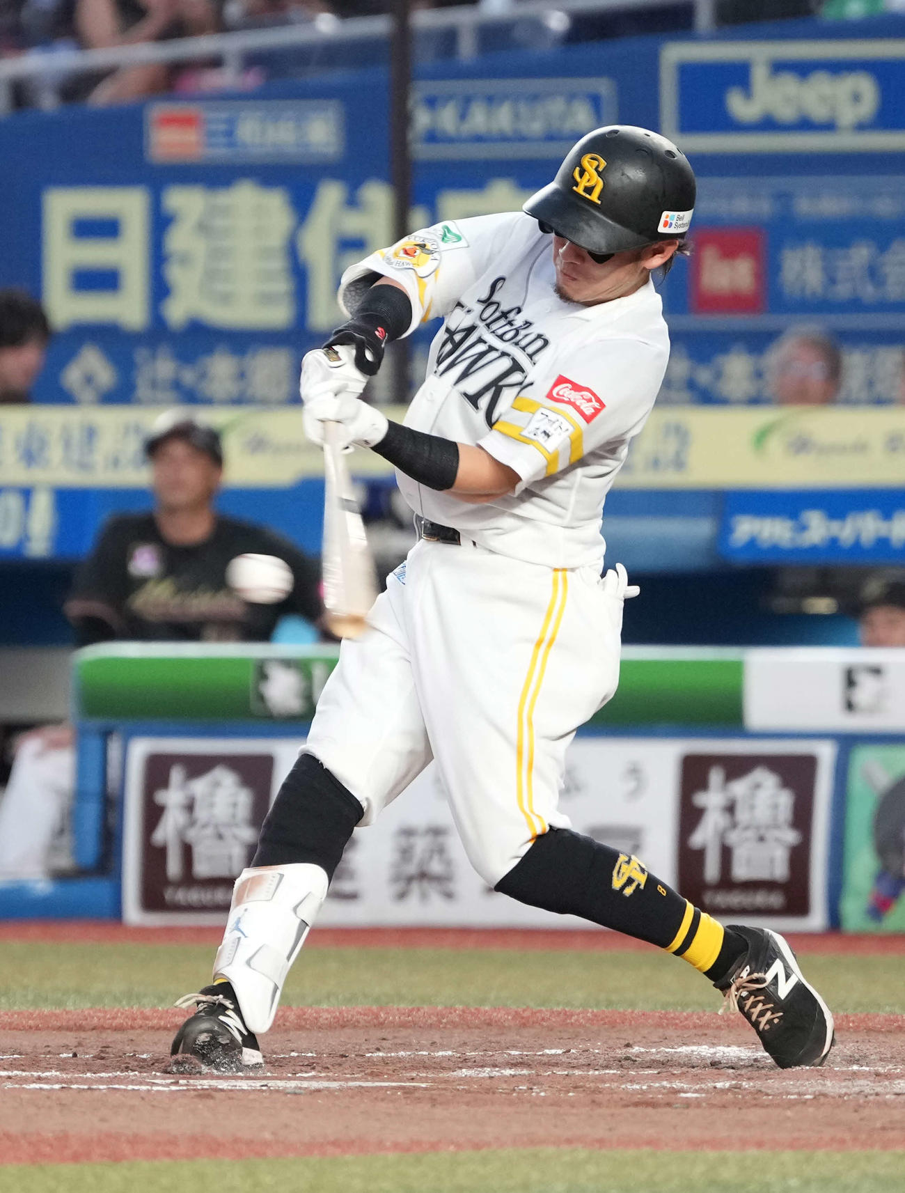 ロッテ対ソフトバンク　2回表ソフトバンク2死一、三塁、牧原大は中前に先制の2点適時打を放つ（撮影・小沢裕）
