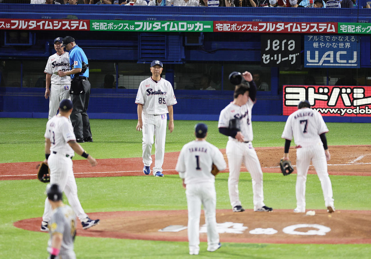 ヤクルト対阪神　5回途中、ヤクルト投手吉村（右から2人目）の交代を告げる高津監督（後方左端）（撮影・足立雅史）