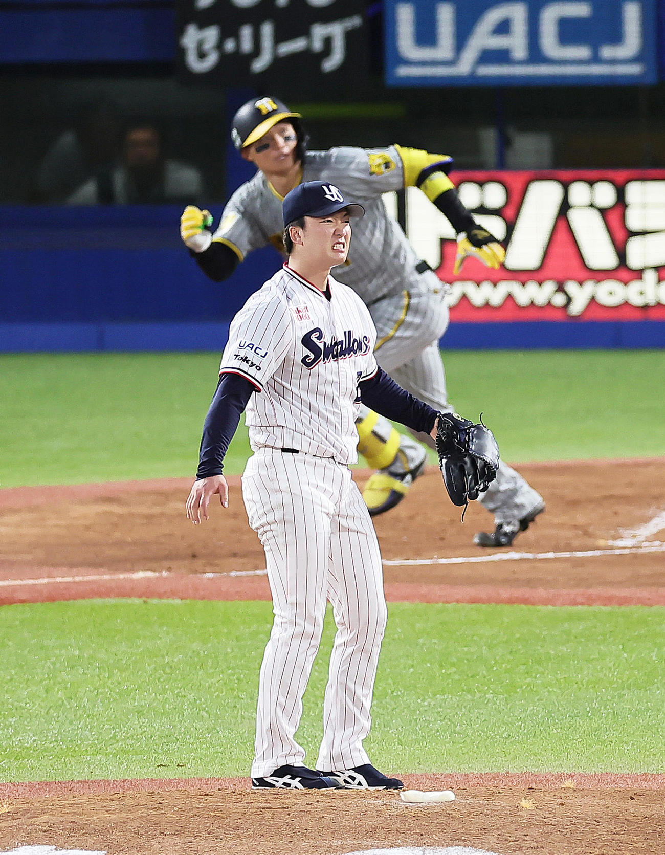 ヤクルト対阪神　4回表阪神無死、森下（後方）に左越え本塁打を浴び渋い顔を見せる吉村（撮影・足立雅史）