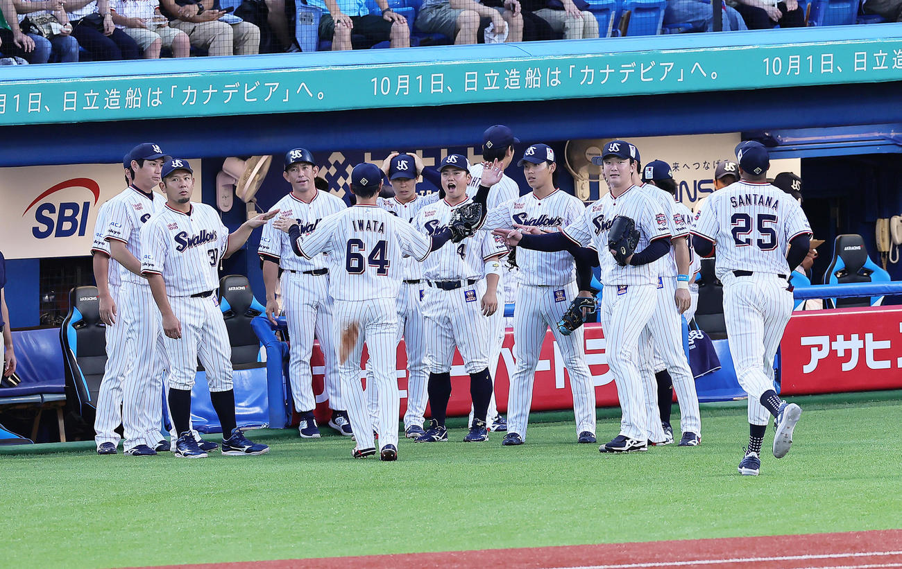 ヤクルト対阪神　2回表阪神の攻撃を無失点で抑えた吉村（右から2人目）はタッチで野手陣を迎える（撮影・足立雅史）
