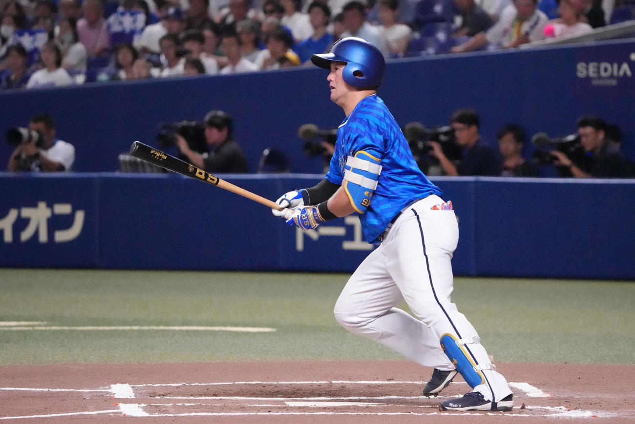 中日対DeNA 6回表DeNA1死、左二塁打を放つ牧（撮影・森本幸一）