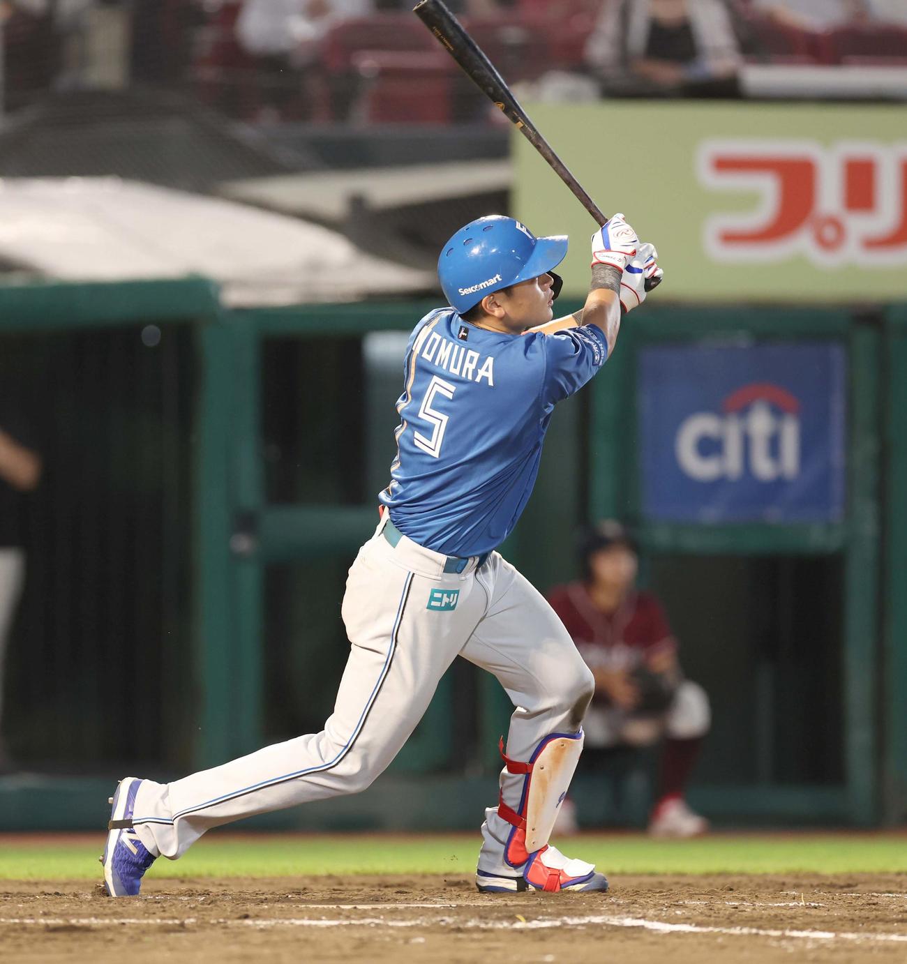 楽天対日本ハム　3回表日本ハム2死、左越え二塁打を放つ野村（撮影・黒川智章）