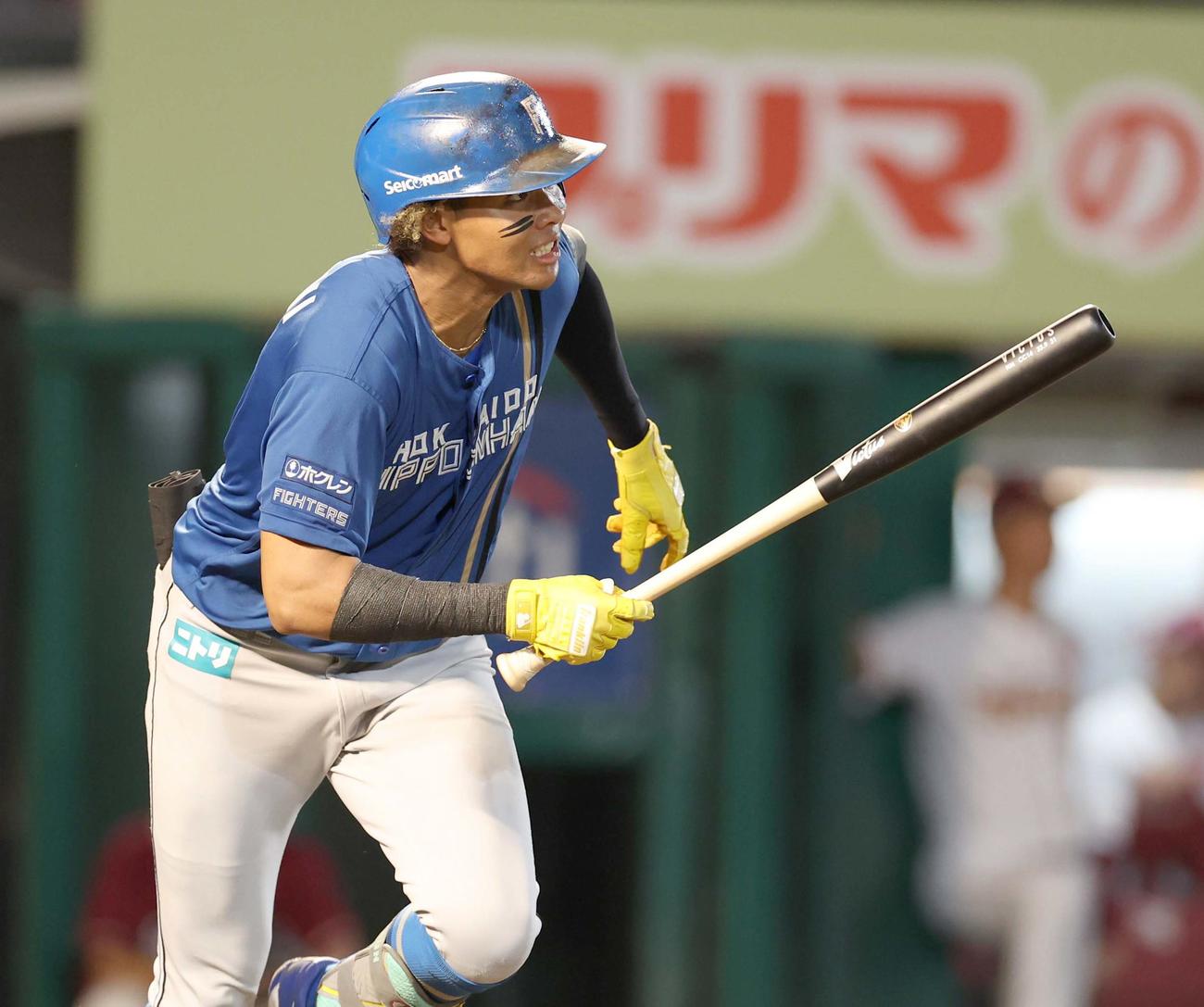 楽天対日本ハム　4回表日本ハム2死三塁、中前適時打を放つ水谷（撮影・黒川智章）