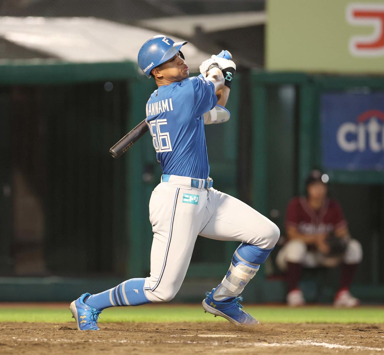 楽天対日本ハム　5回表日本ハム無死、右中間に本塁打を放つ万波（撮影・黒川智章）