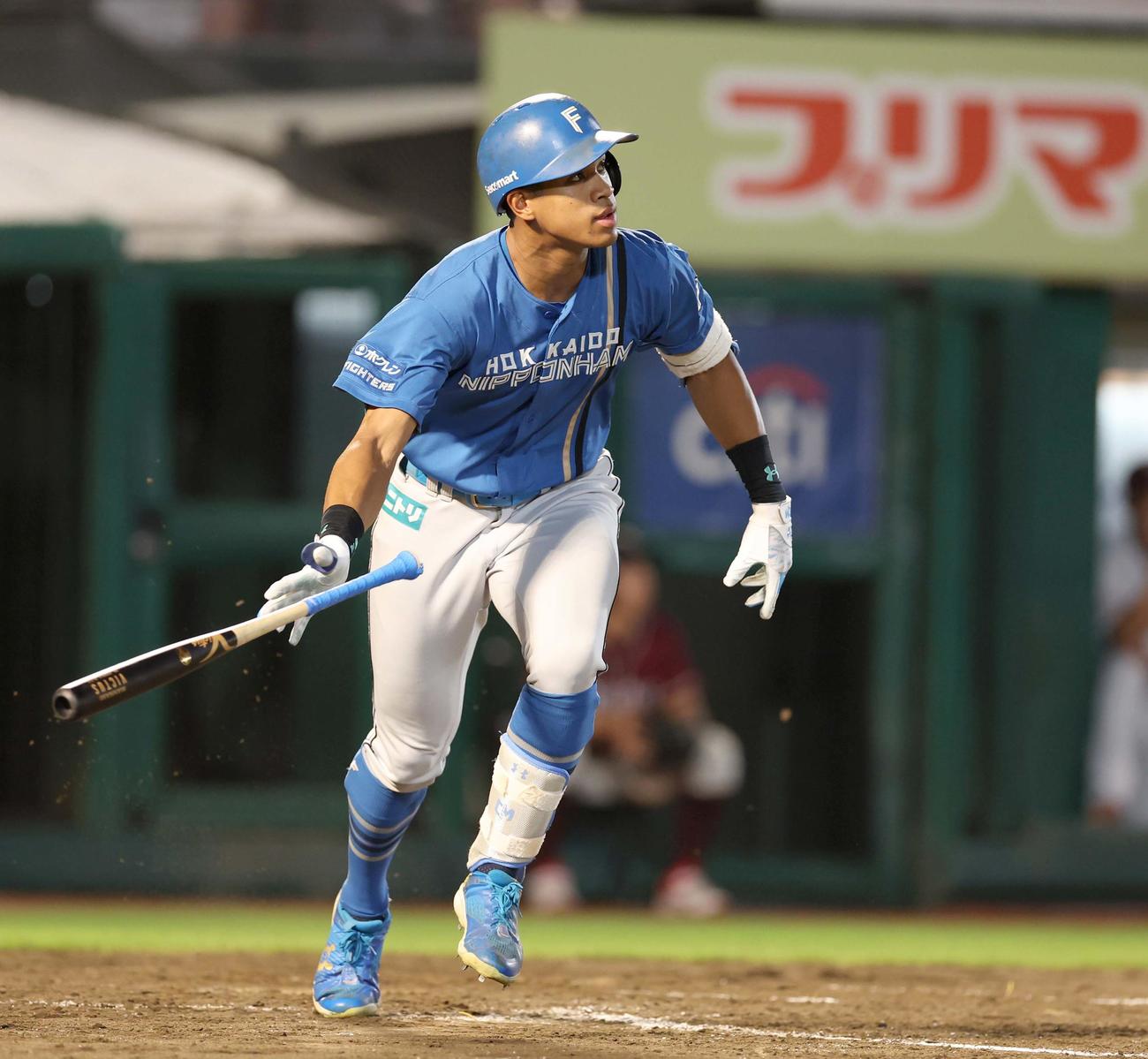 楽天対日本ハム　5回表日本ハム無死、右中間に本塁打を放つ万波（撮影・黒川智章）