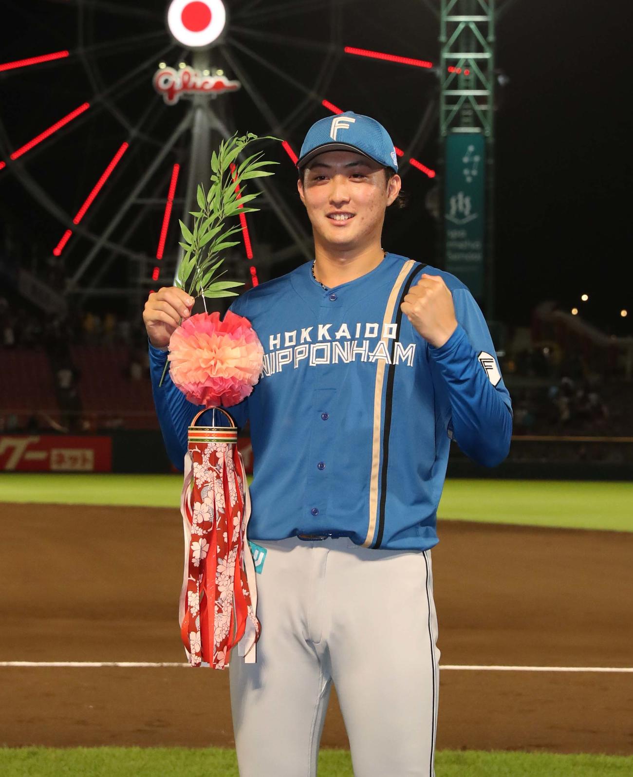 楽天対日本ハム　七夕祭の吹き流しを手に笑顔の柳川（撮影・黒川智章）