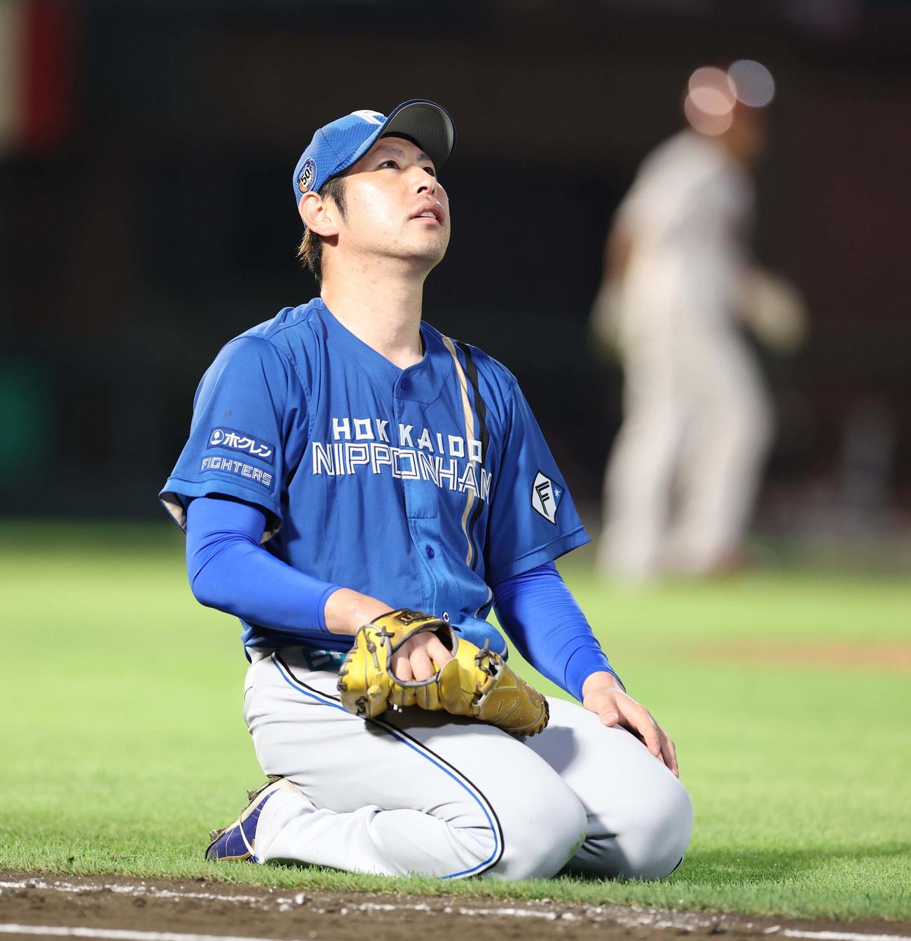 楽天対日本ハム　5回裏楽天1死二塁、辰己の打球が足に当たるも一塁にトスし投ゴロにとり座り込む加藤貴（撮影・黒川智章）
