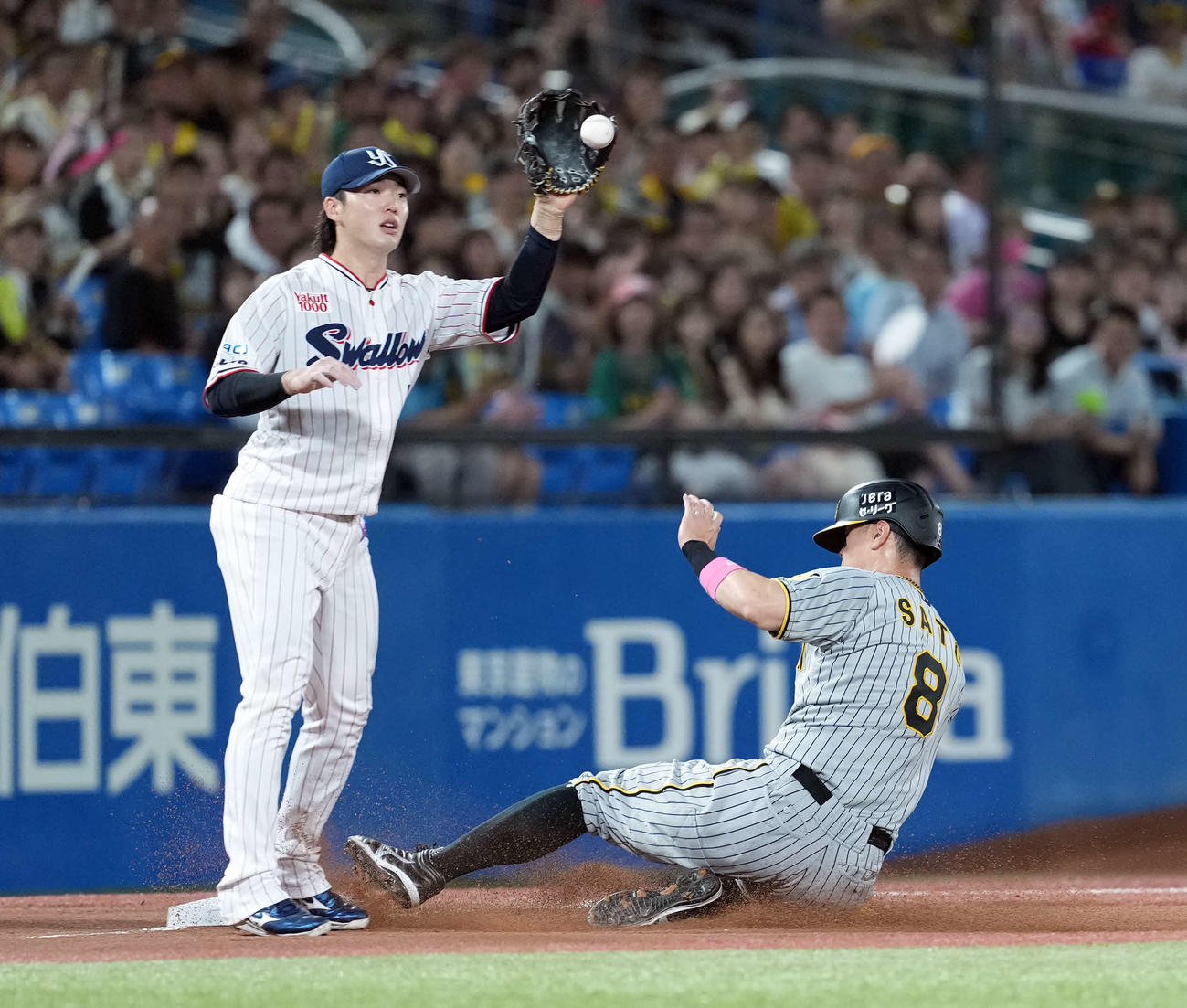 ヤクルト対阪神　4回表阪神無死一塁、大山の三ゴロで三塁へ進塁する一走佐藤輝（撮影・たえ見朱実）