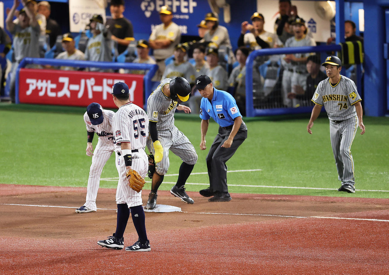 ヤクルト対阪神　4回表阪神無死一塁、大山の三ゴロと一塁送球の間に三塁へ進塁する一塁走者佐藤輝（中央）（撮影・足立雅史）