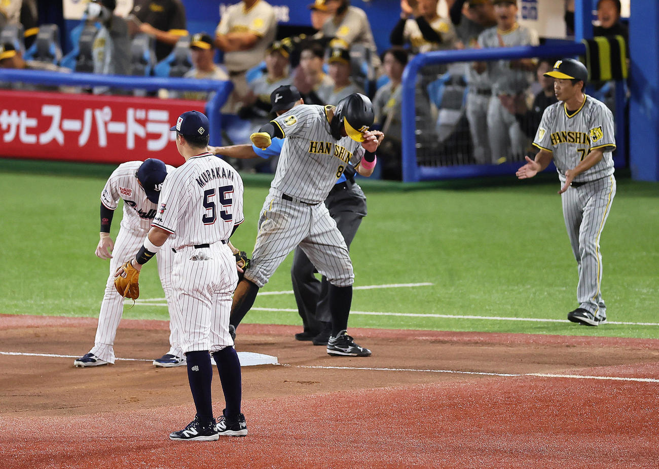 ヤクルト対阪神　4回表阪神無死一塁、大山の三ゴロと一塁送球の間に三塁へ進塁する一塁走者佐藤輝（中央）（撮影・足立雅史）