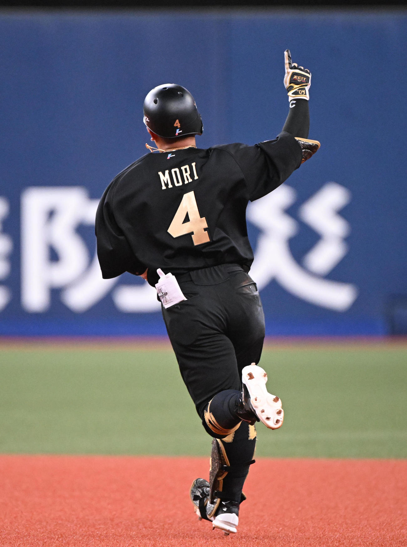 オリックス対西武　7回裏オリックス1死二塁、中越え2点本塁打を放った森はポーズ（撮影・和賀正仁）