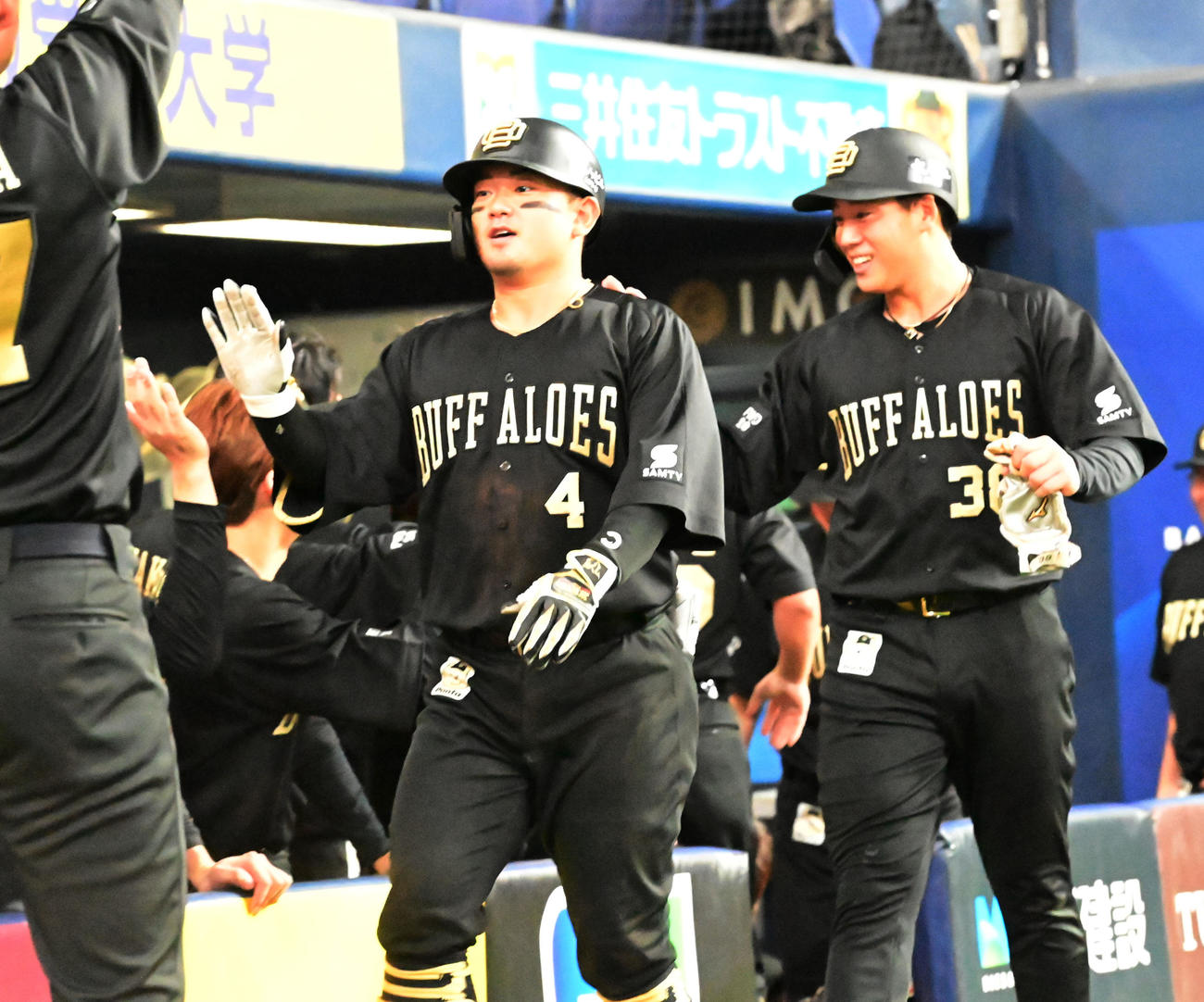 オリックス対西武　7回裏オリックス1死二塁、中越え2点本塁打を放った森（左）はベンチ前でナインとタッチ（撮影・和賀正仁）