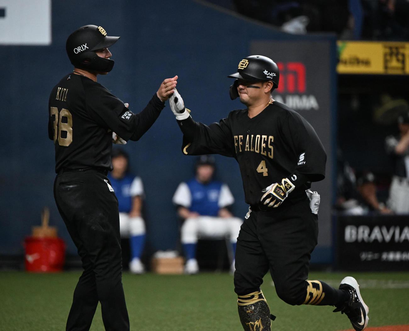 オリックス対西武　7回裏オリックス1死二塁、中越え2点本塁打を放った森は生還し来田（左）とタッチ（撮影・和賀正仁）