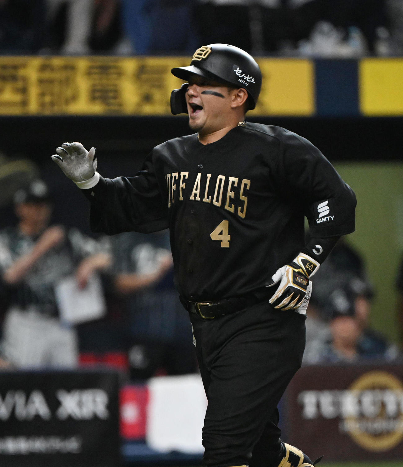 オリックス対西武　7回裏オリックス1死二塁、中越え2点本塁打を放った森は雄たけびをあげ生還（撮影・和賀正仁）