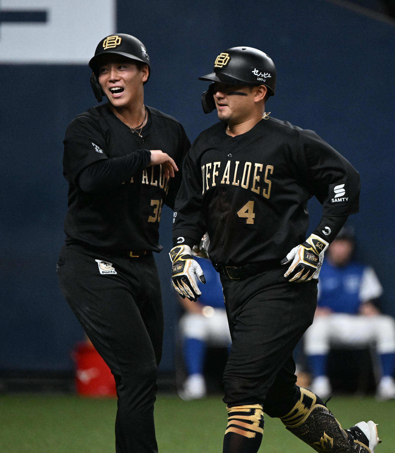 オリックス対西武　7回裏オリックス1死二塁、中越え2点本塁打を放った森は生還し来田（左）とタッチ（撮影・和賀正仁）
