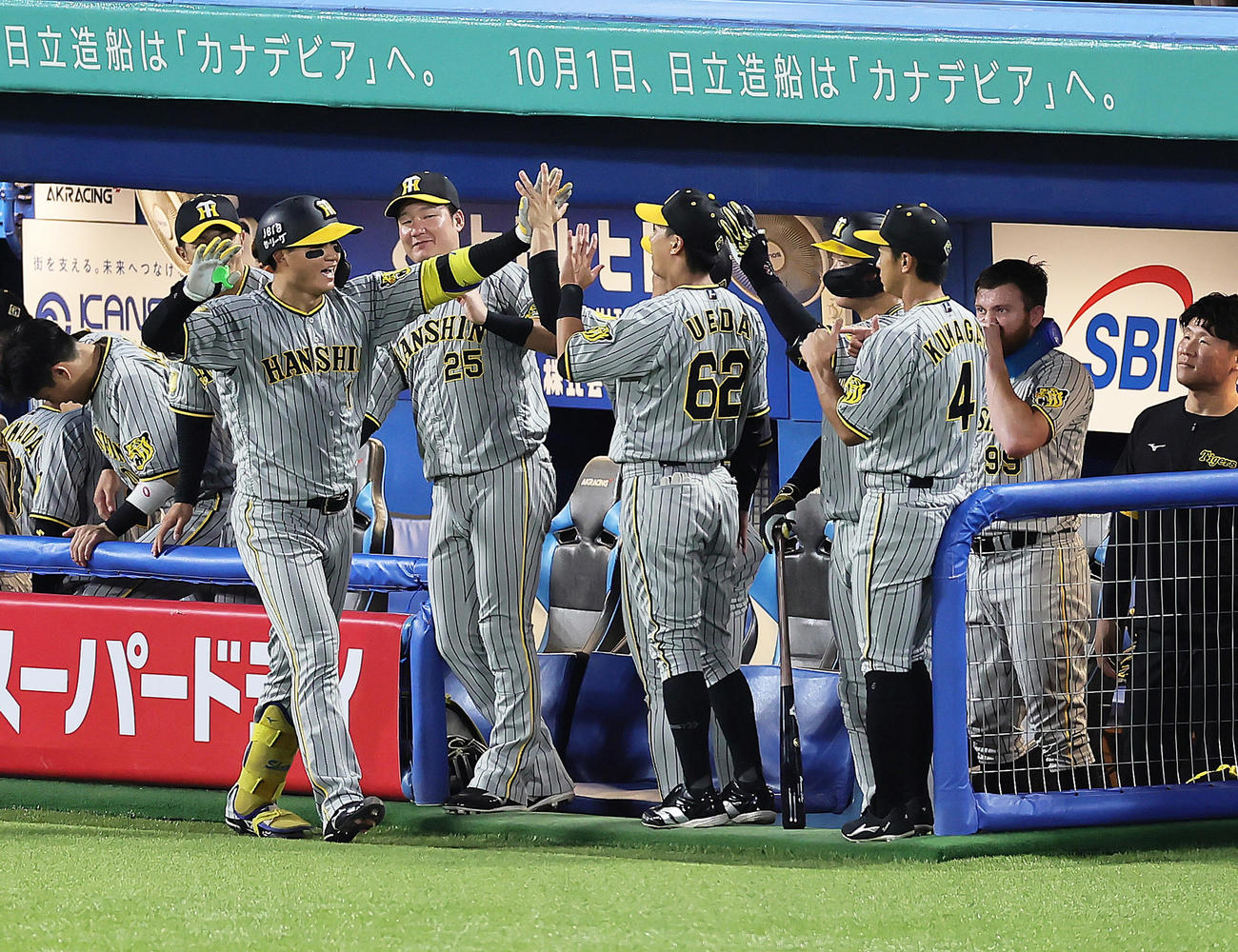 ヤクルト対阪神　4回表阪神無死、森下（左）は左越え本塁打を放ちタッチを交わす（撮影・足立雅史）