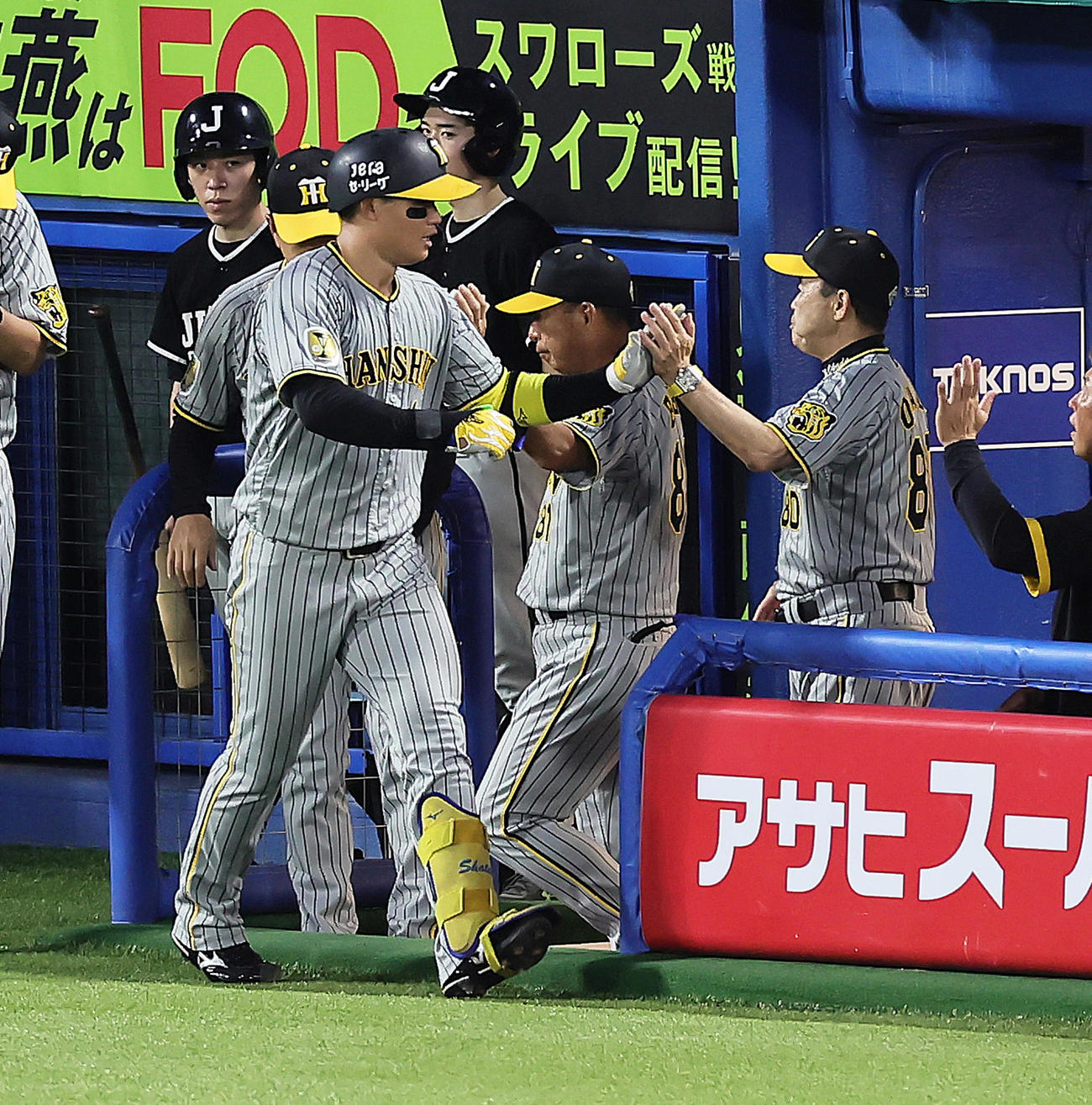 ヤクルト対阪神　4回表阪神無死、森下（左）は左越え本塁打を放ち岡田監督とタッチを交わす（撮影・足立雅史）
