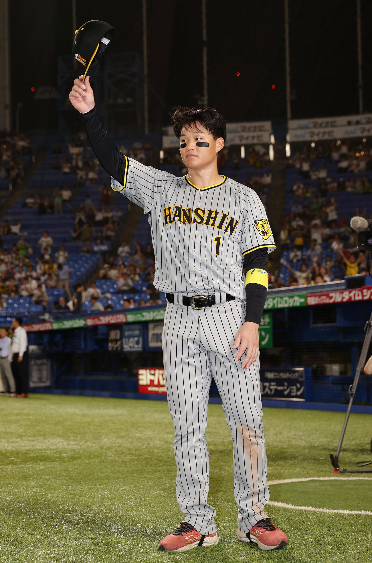 ヤクルト対阪神　ヒーローインタビューを終え、ファンの声援に応える阪神森下（撮影・前田充）