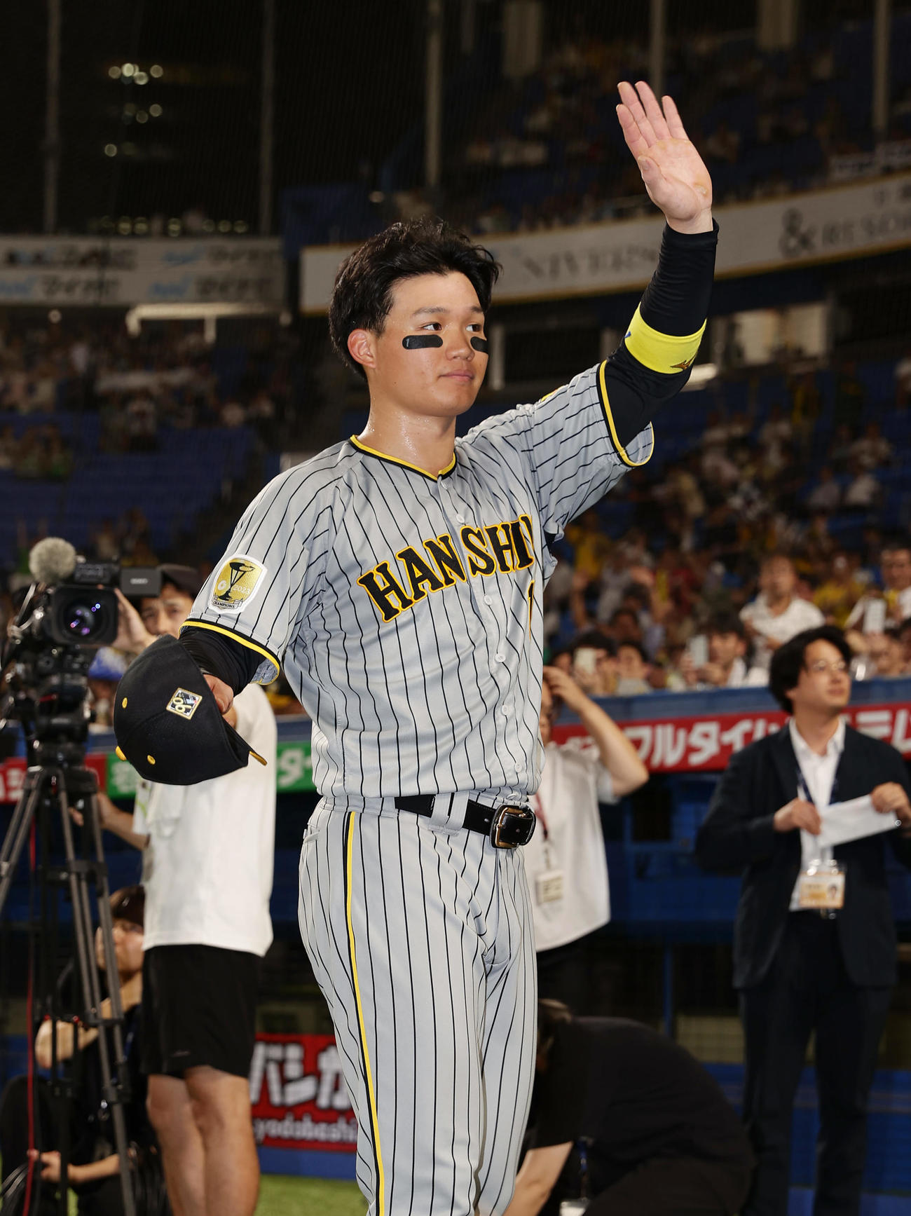 ヤクルト対阪神　ヒーローインタビューを終え、ファンの声援に応える阪神森下（撮影・前田充）