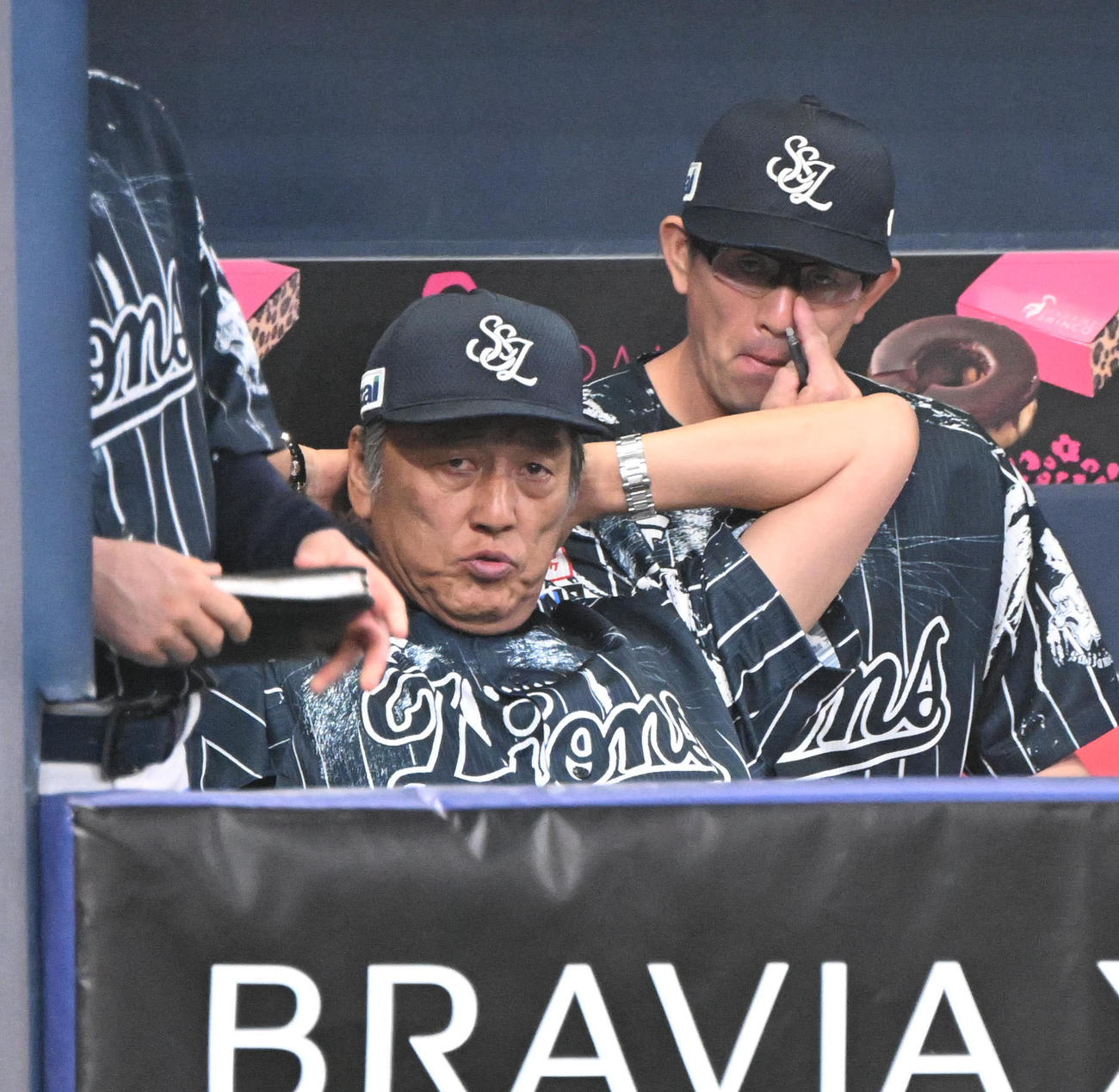 オリックス対西武　ベンチから戦況を見る西武渡辺監督代行（撮影・和賀正仁）