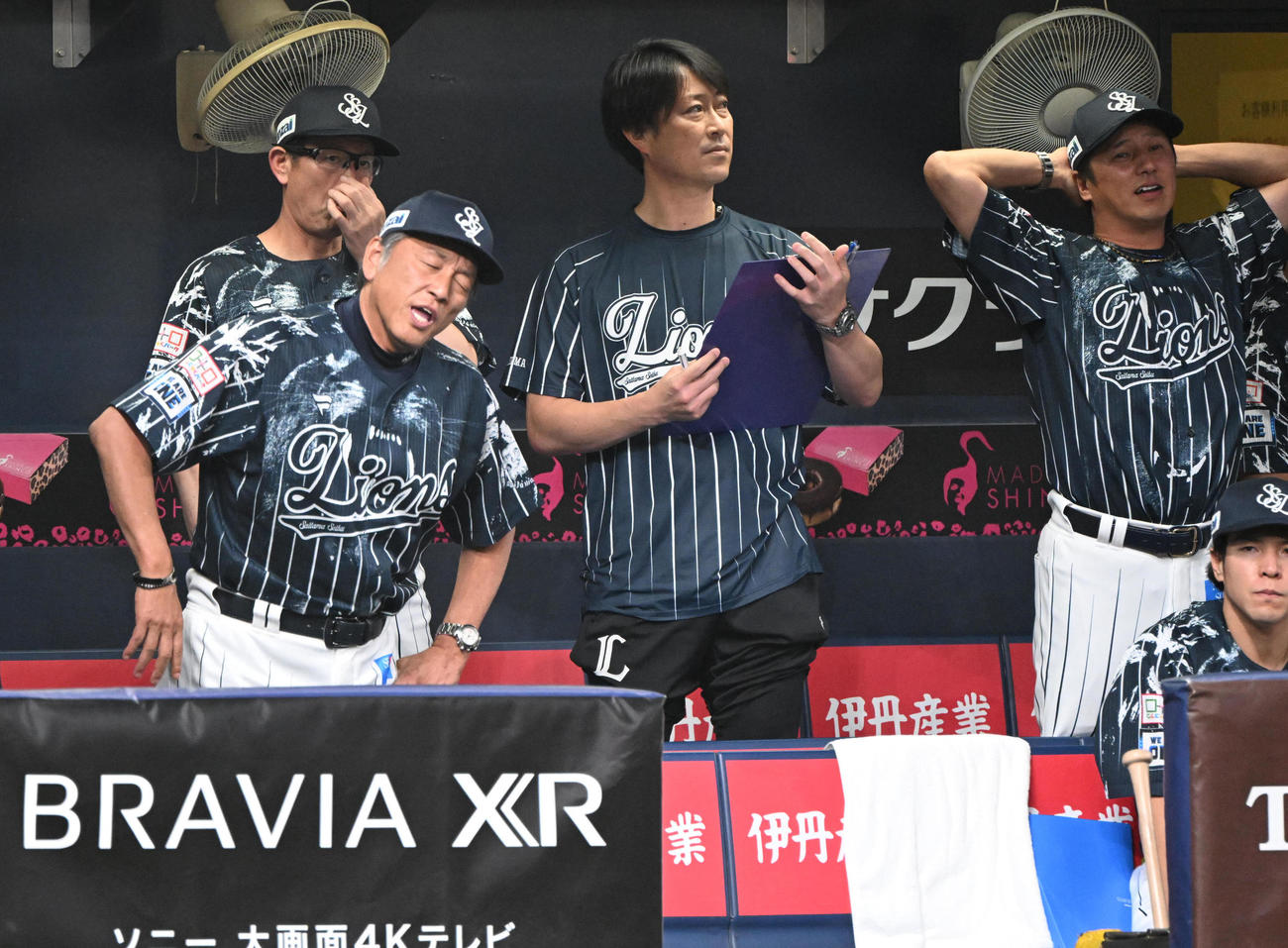 オリックス対西武　5回裏オリックス2死満塁、中川のハーフスイングが認められずベンチで立ち上がる渡辺監督代行（左）（撮影・和賀正仁）