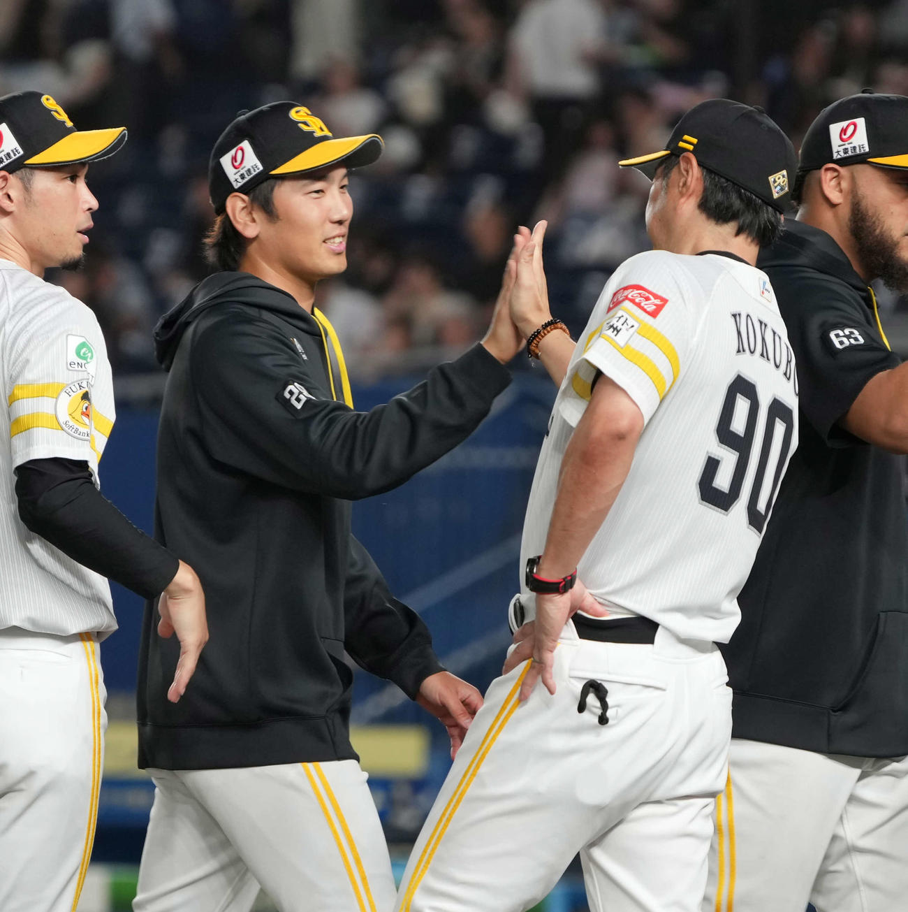 ロッテ対ソフトバンク　今季3勝目を挙げたソフトバンク先発の石川（左）は小久保監督とハイタッチ（撮影・小沢裕）