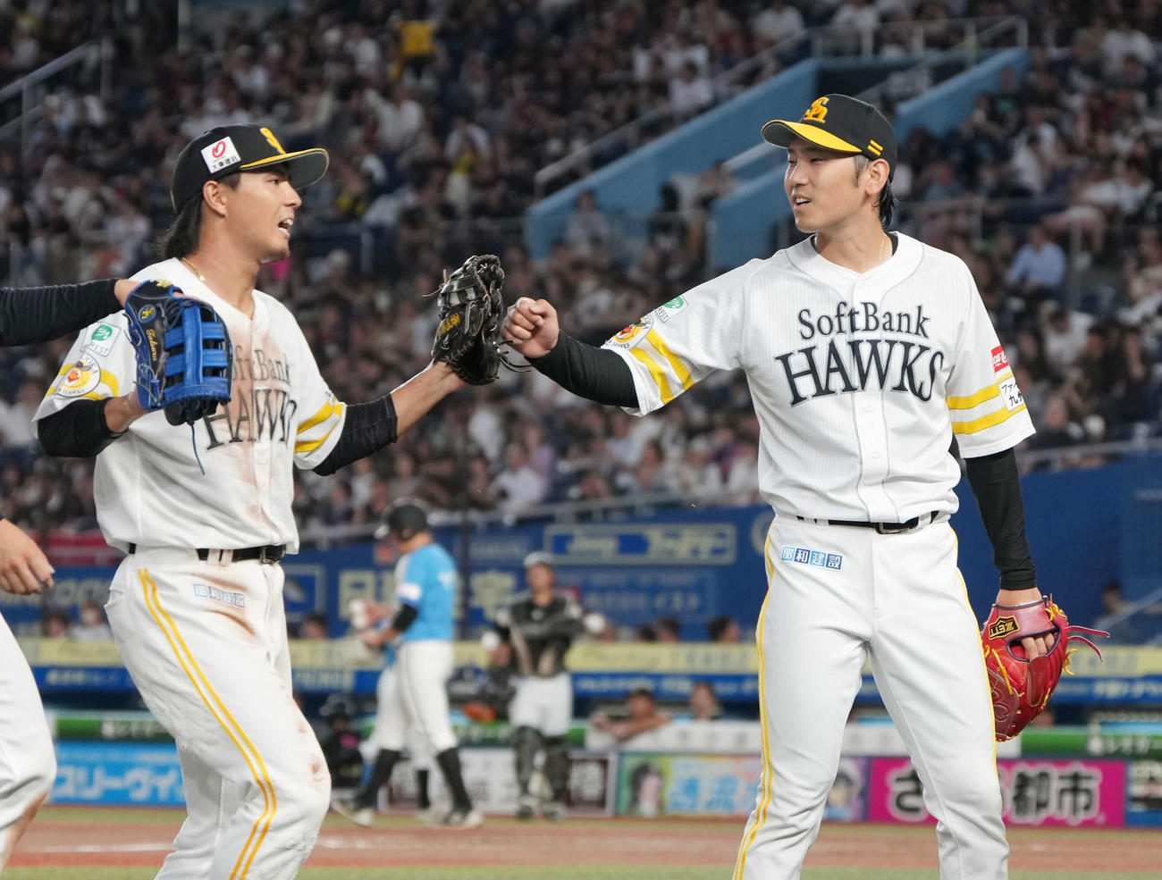 ロッテ対ソフトバンク　2回裏ロッテ2死二塁、小川の打球を好捕した佐藤直中堅手（左）を祝福するソフトバンク先発のソフトバンク先発の石川（撮影・小沢裕）