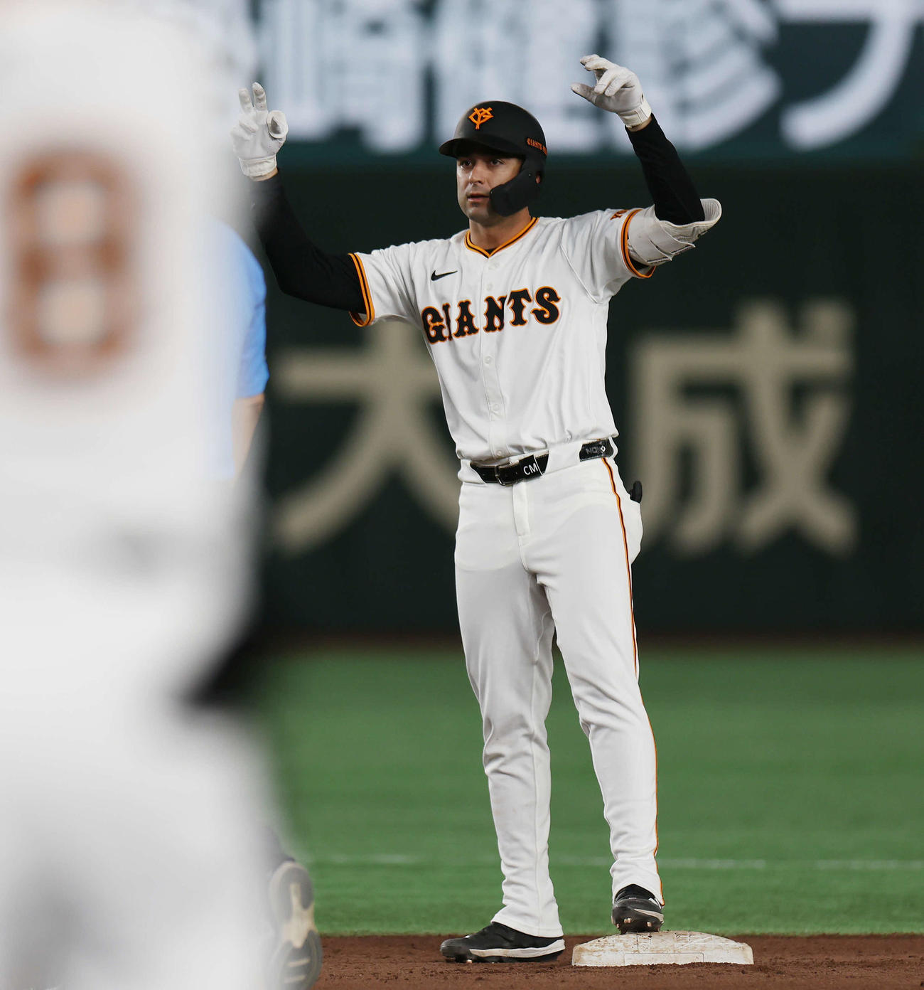 巨人対広島　7回裏巨人無死一、二塁、適時二塁打を放ったモンテス（撮影・宮地輝）