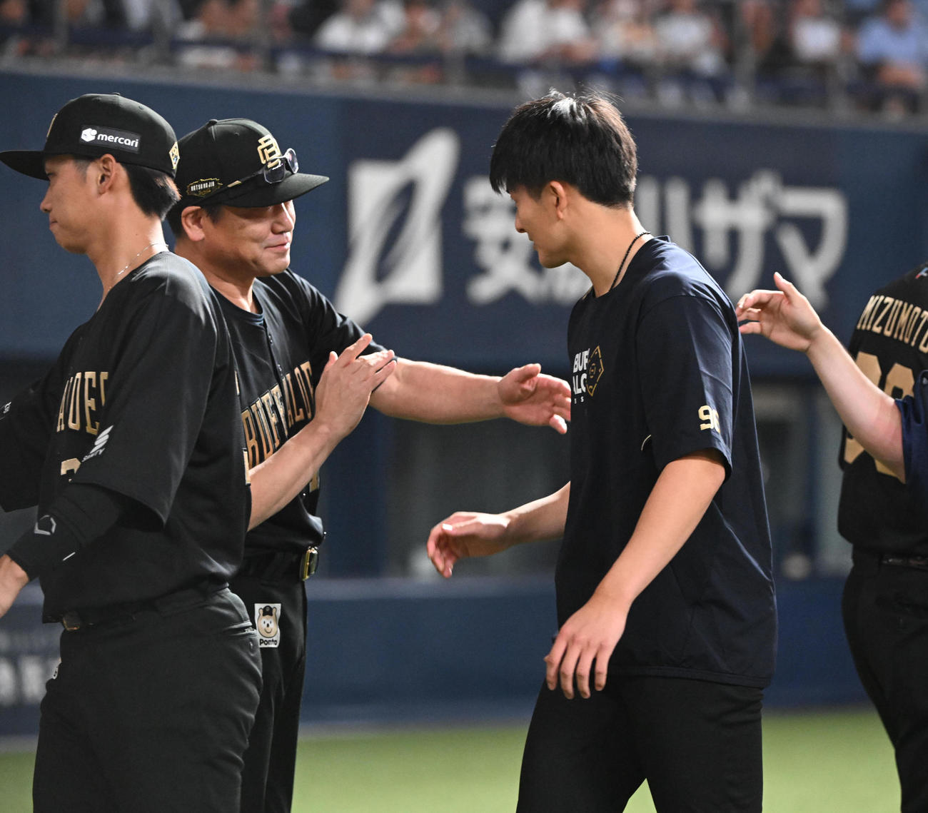オリックス対西武　プロ初勝利をあげ中嶋監督（左）とタッチする高島（撮影・和賀正仁）