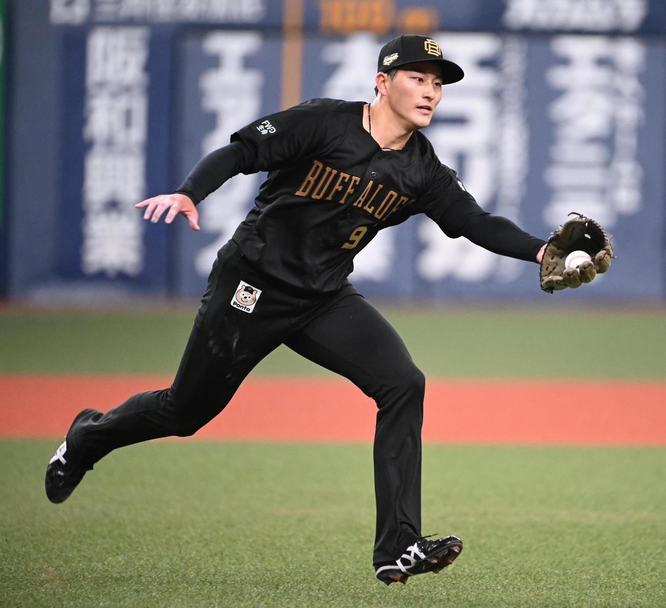 オリックス対西武　4回裏オリックス1死、岸の打球を処理しそのまま一塁を踏む高島（撮影・和賀正仁）