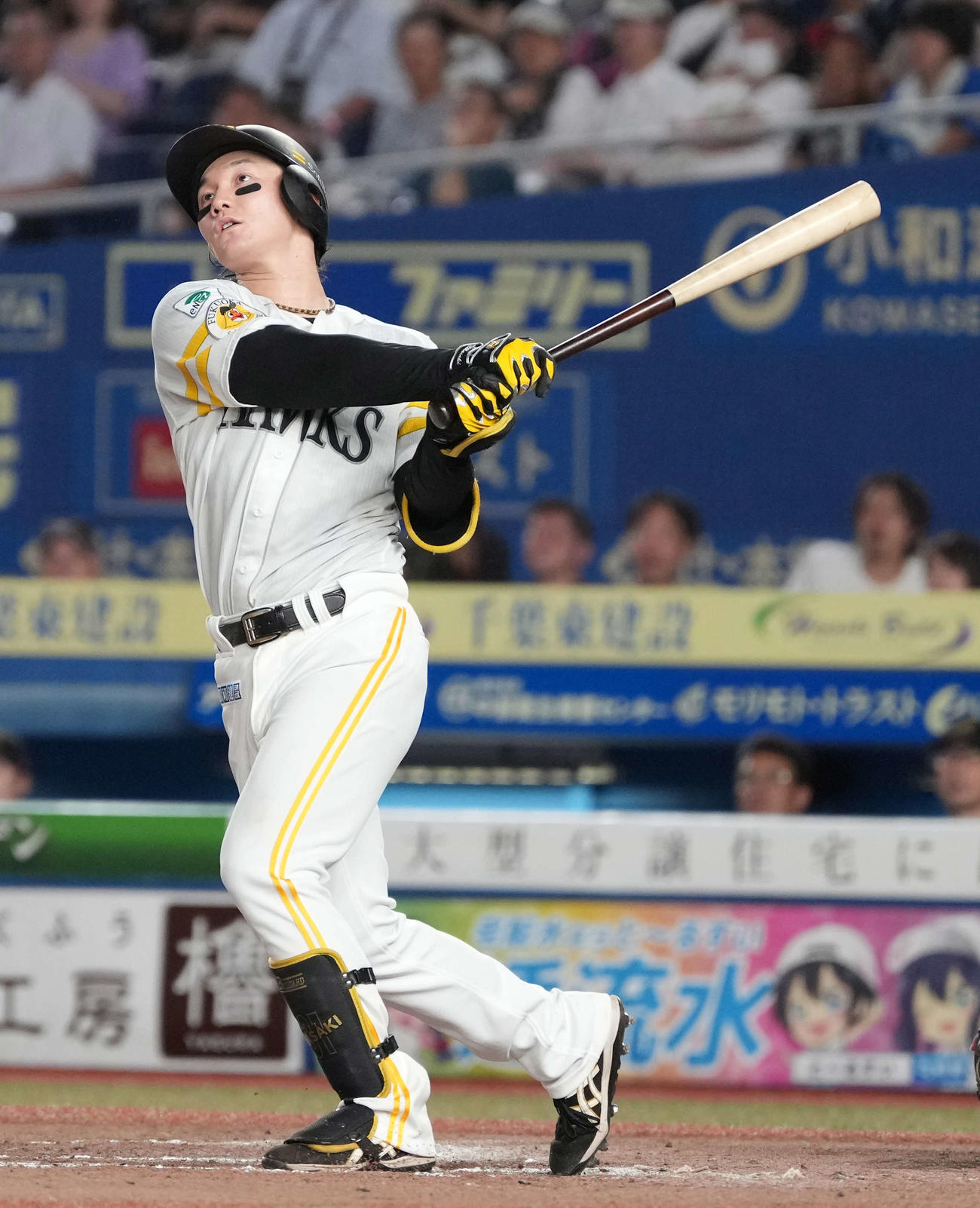 ロッテ対ソフトバンク　7回表ソフトバンク2死、正木は左越えにソロ本塁打を放つ（撮影・小沢裕）
