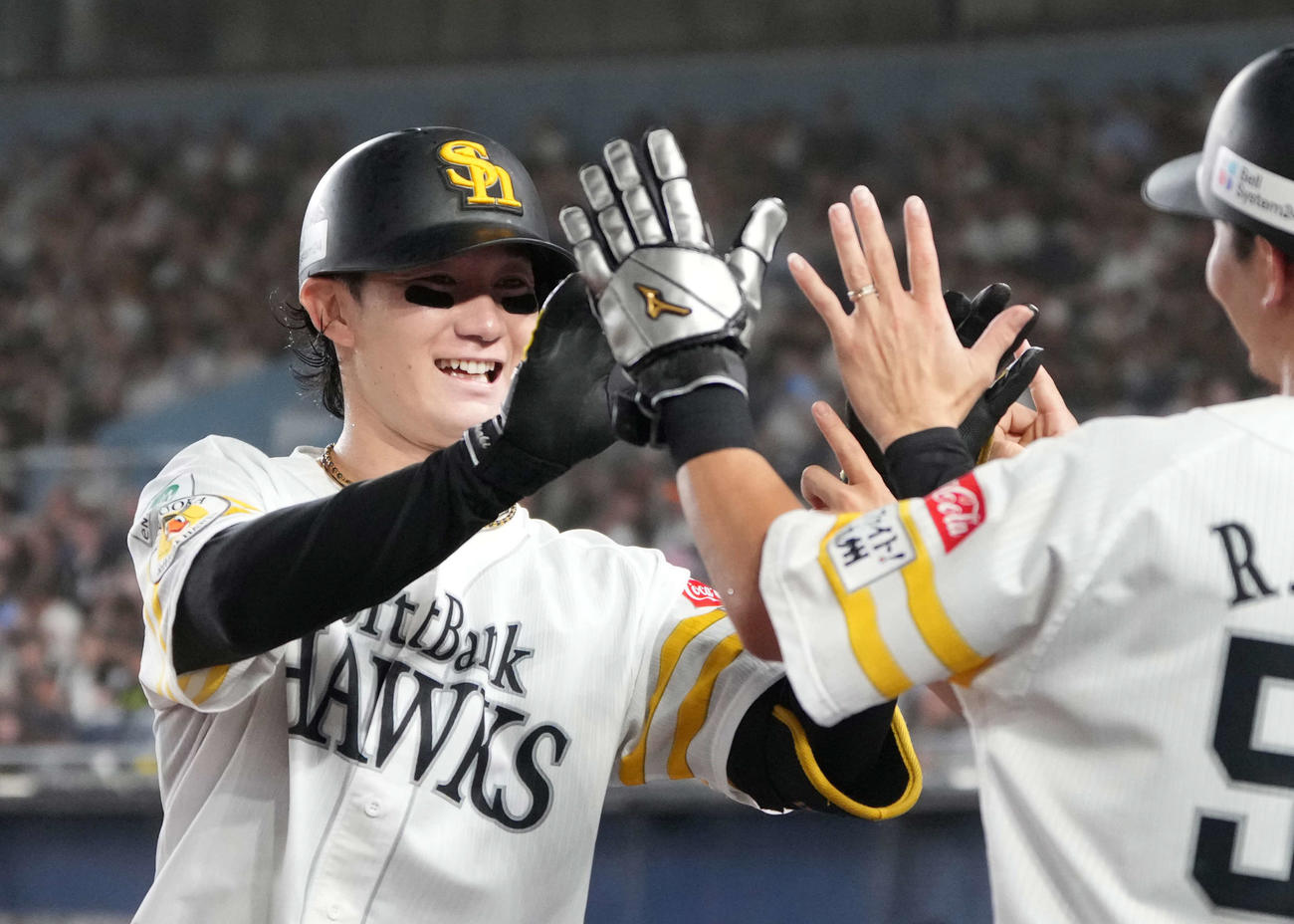 ロッテ対ソフトバンク　7回表ソフトバンク2死、正木は左越えにソロ本塁打を放ちベンチのナインの祝福を受ける（撮影・小沢裕）