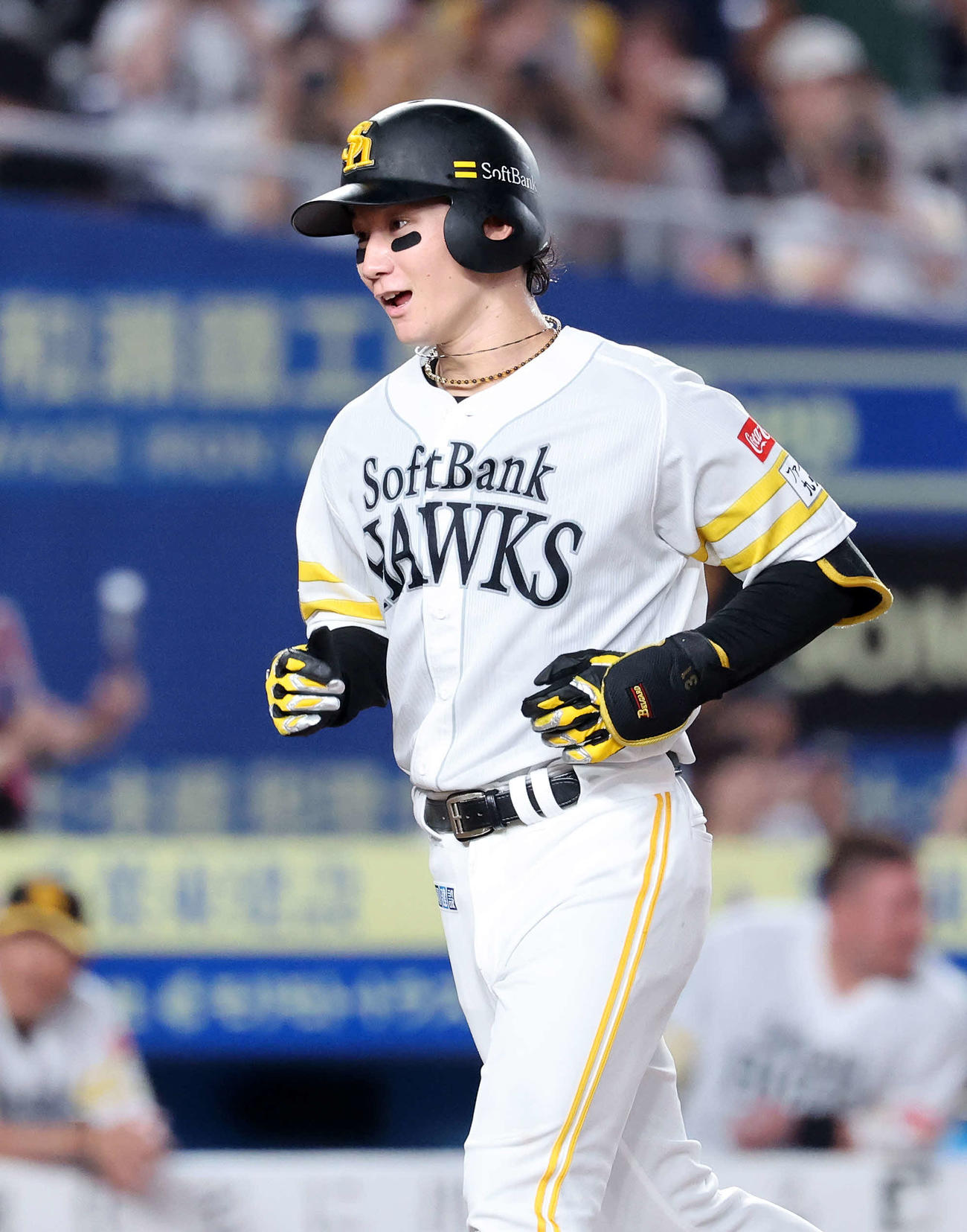 ロッテ対ソフトバンク　7回表ソフトバンク2死、正木は左越えソロ本塁打を放ち笑顔を見せる（撮影・鈴木正人）