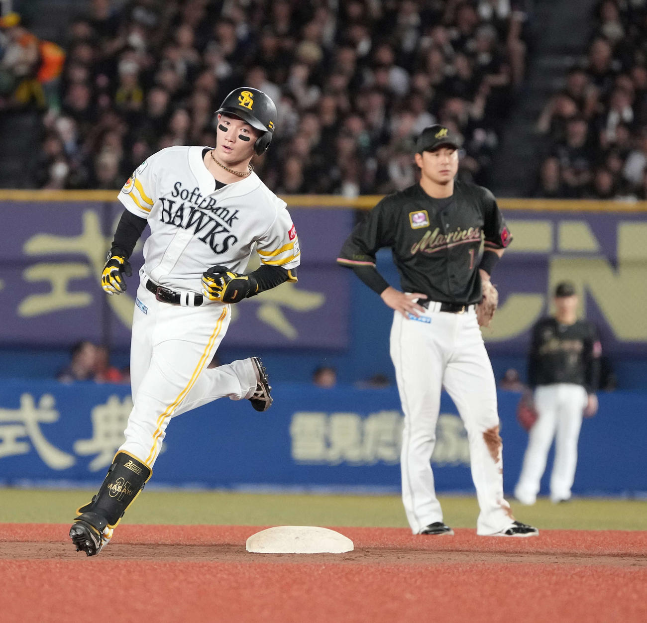 ロッテ対ソフトバンク　7回表ソフトバンク2死、正木は左越えにソロ本塁打を放ち三塁へ向かう（撮影・小沢裕）