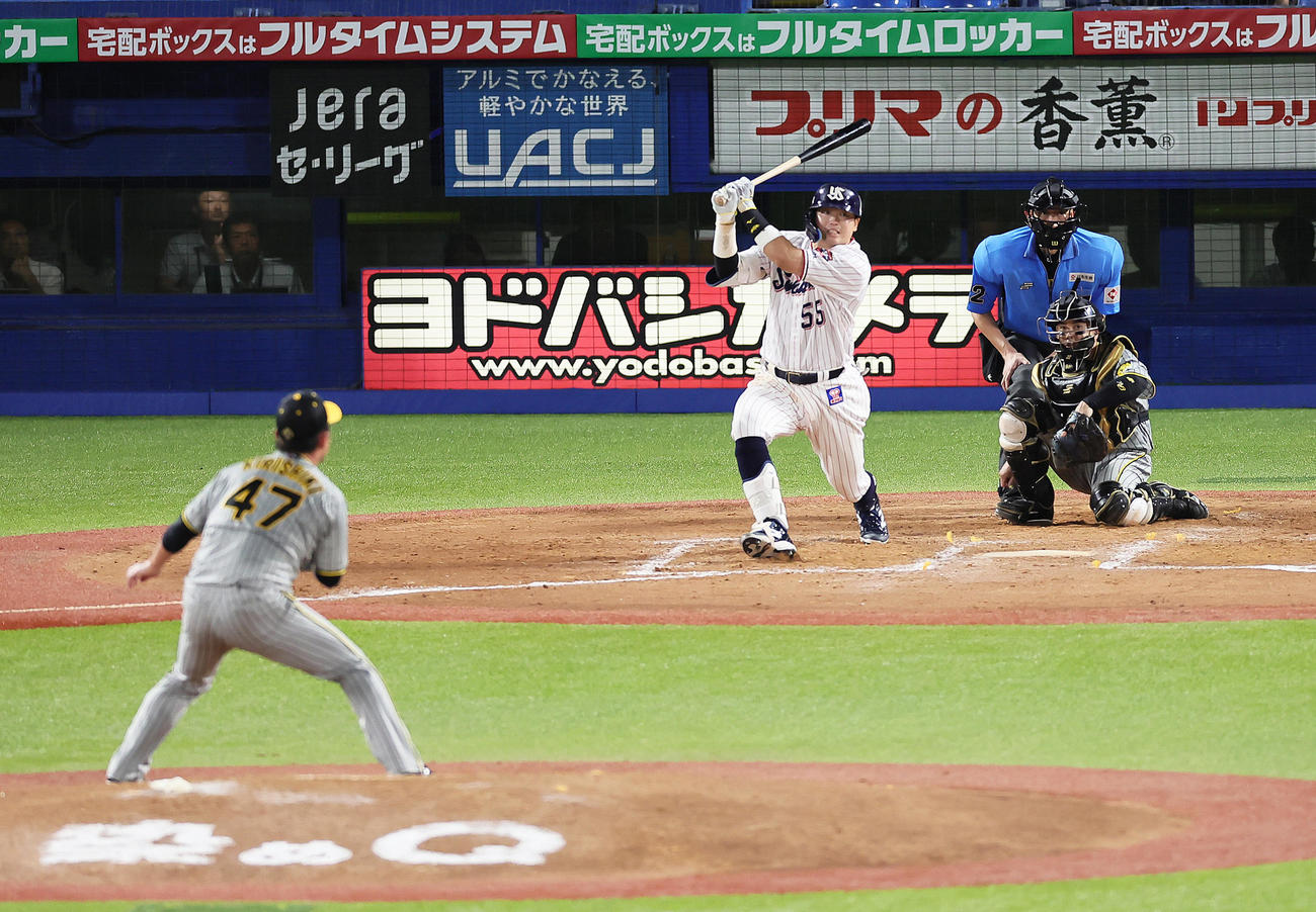 ヤクルト対阪神　8回裏ヤクルト1死満塁、村上は左前適時打を放つ。投手桐敷（撮影・足立雅史）