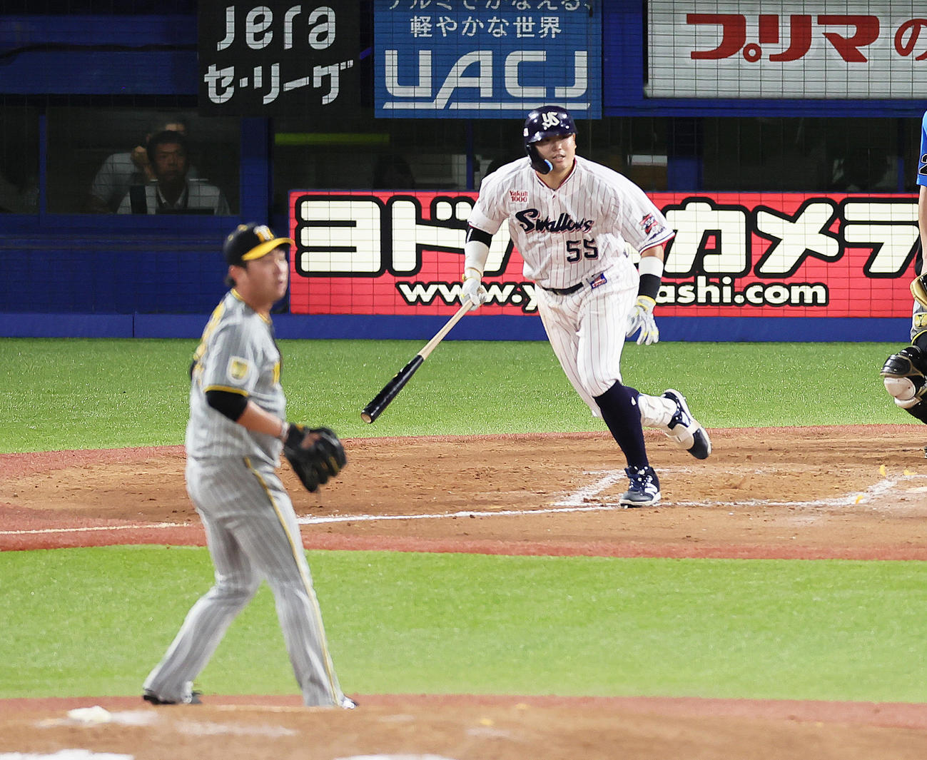 ヤクルト対阪神　8回裏ヤクルト1死満塁、村上は左前適時打を放つ。投手桐敷（撮影・足立雅史）