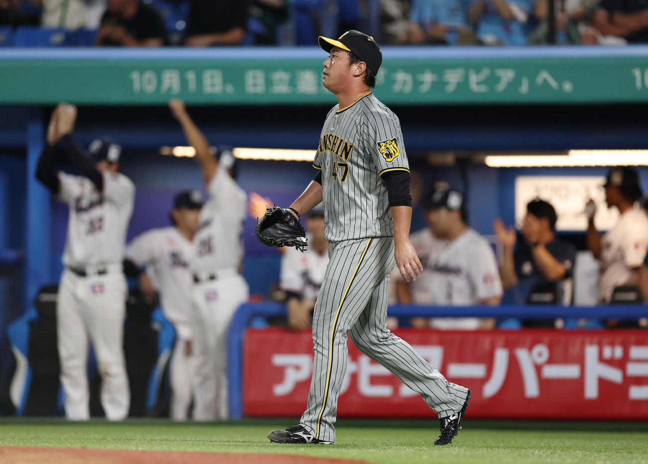 ヤクルト対阪神　8回裏ヤクルト1死満塁、村上に2点適時打を浴びた桐敷（撮影・前田充）