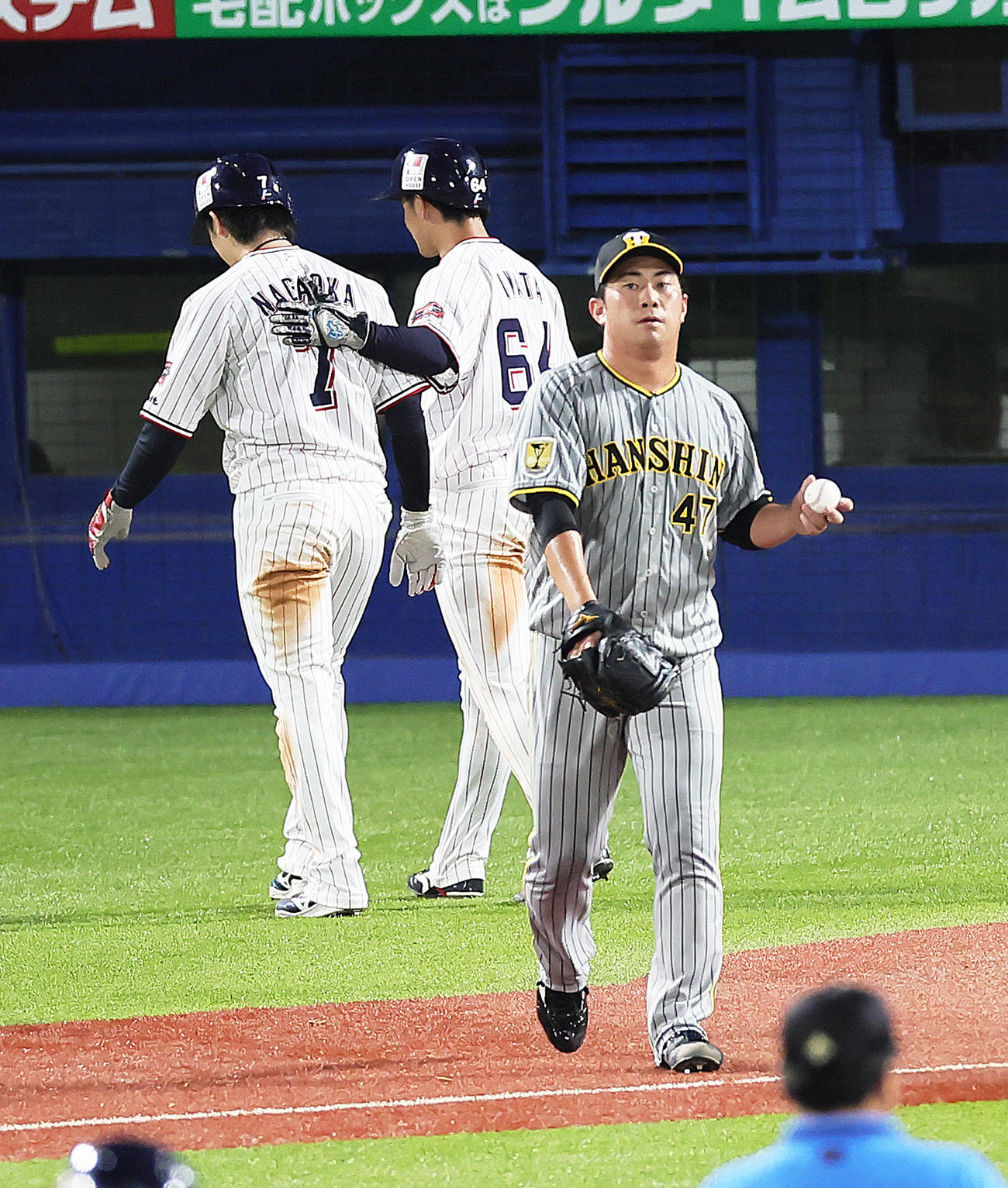 ヤクルト対阪神　8回裏ヤクルト1死満塁、村上に左前適時打を浴びた桐敷（撮影・足立雅史）