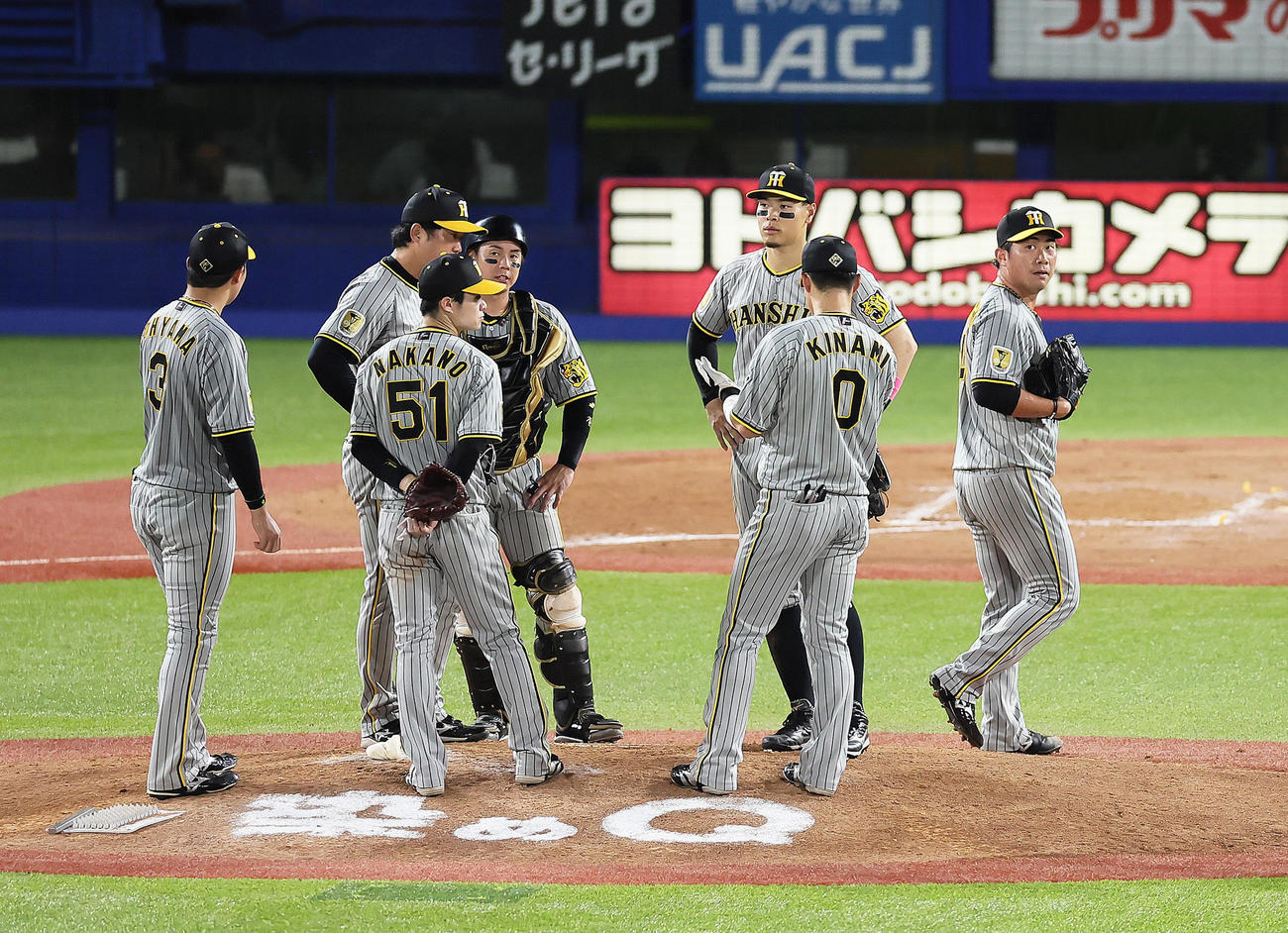 ヤクルト対阪神　8回裏ヤクルト1死満塁、村上に左前適時打を浴び降板する桐敷（右端）（撮影・足立雅史）
