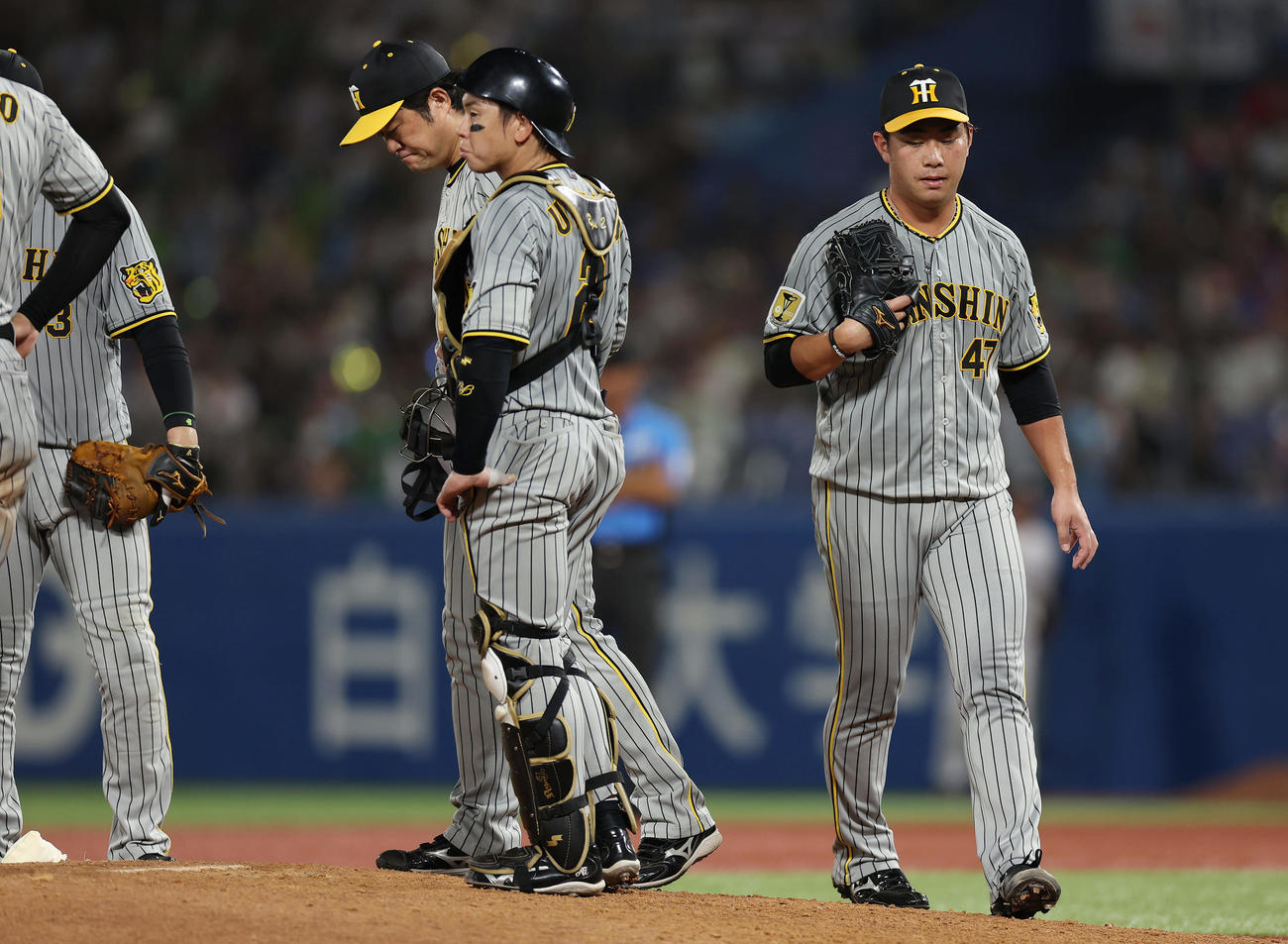 ヤクルト対阪神　8回裏ヤクルト1死満塁、村上に2点適時打を浴び降板する桐敷（右）（撮影・前田充）