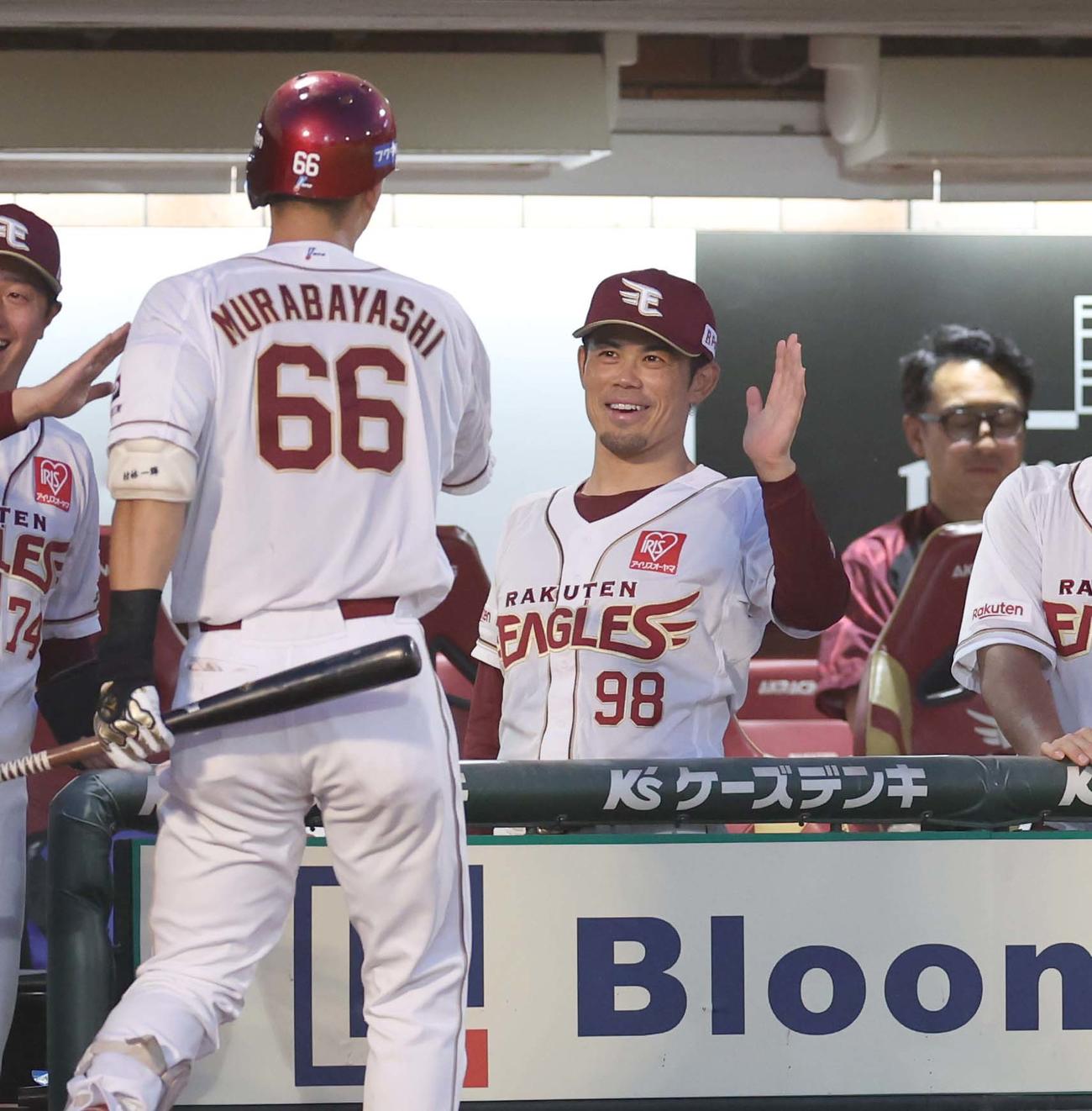 楽天対日本ハム　2回裏、3点本塁打を放った村林を出迎える今江監督（撮影・黒川智章）
