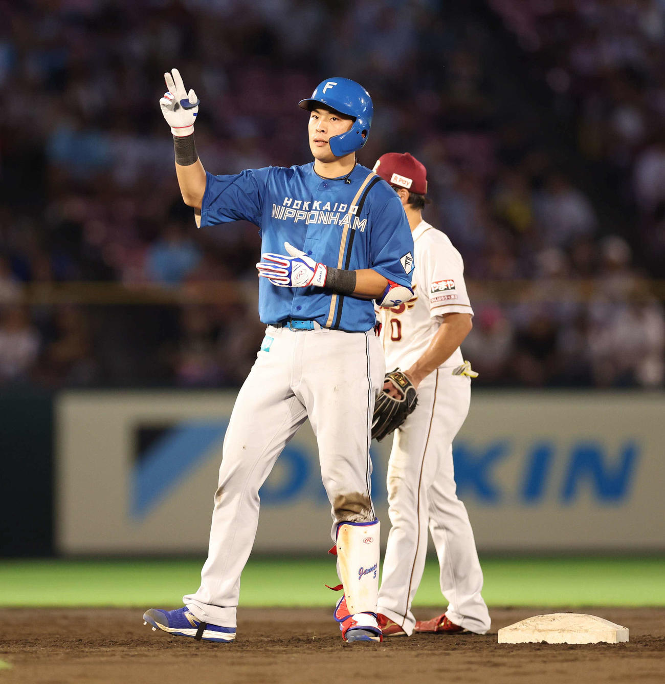 楽天対日本ハム　3回表日本ハム2死、左越え二塁打を放ちポーズをとる野村（撮影・黒川智章）