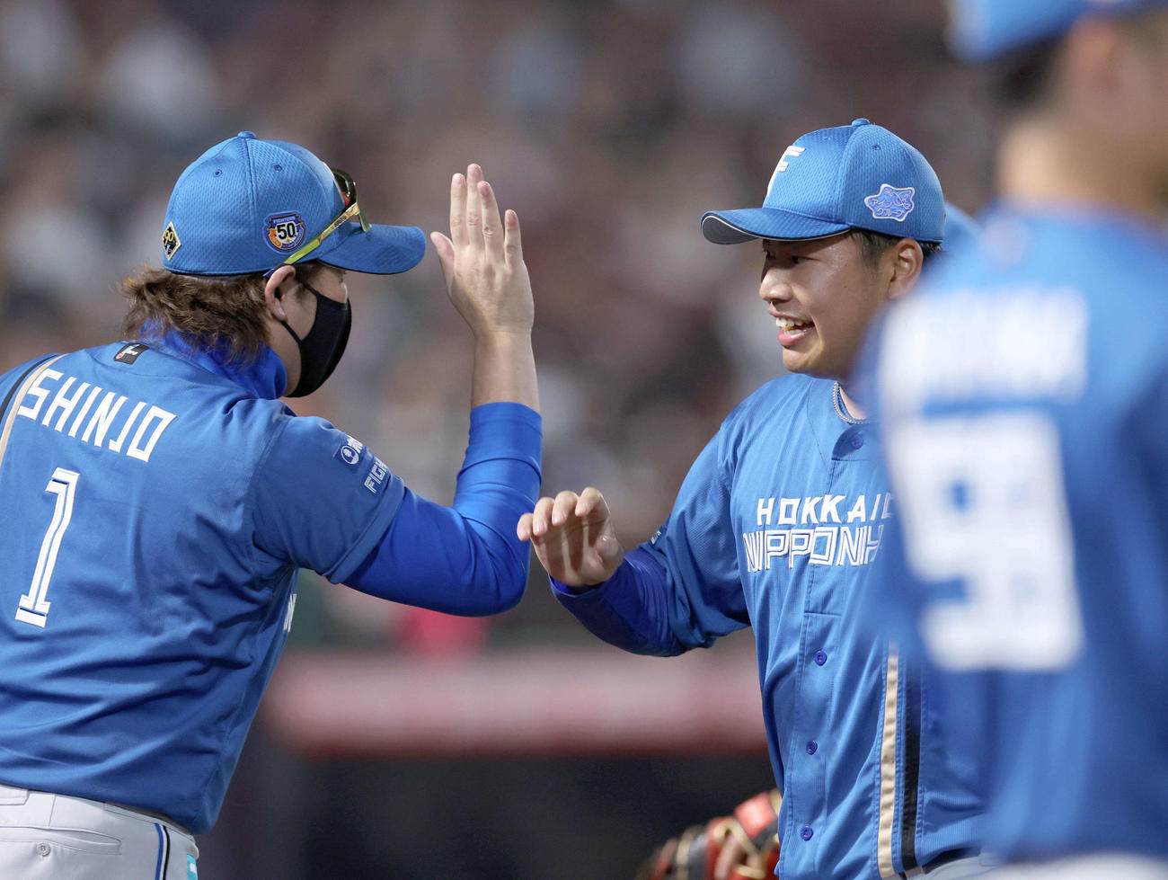楽天対日本ハム　6回裏、無失点に抑えた松浦は新庄監督に出迎えられ笑顔（撮影・黒川智章）